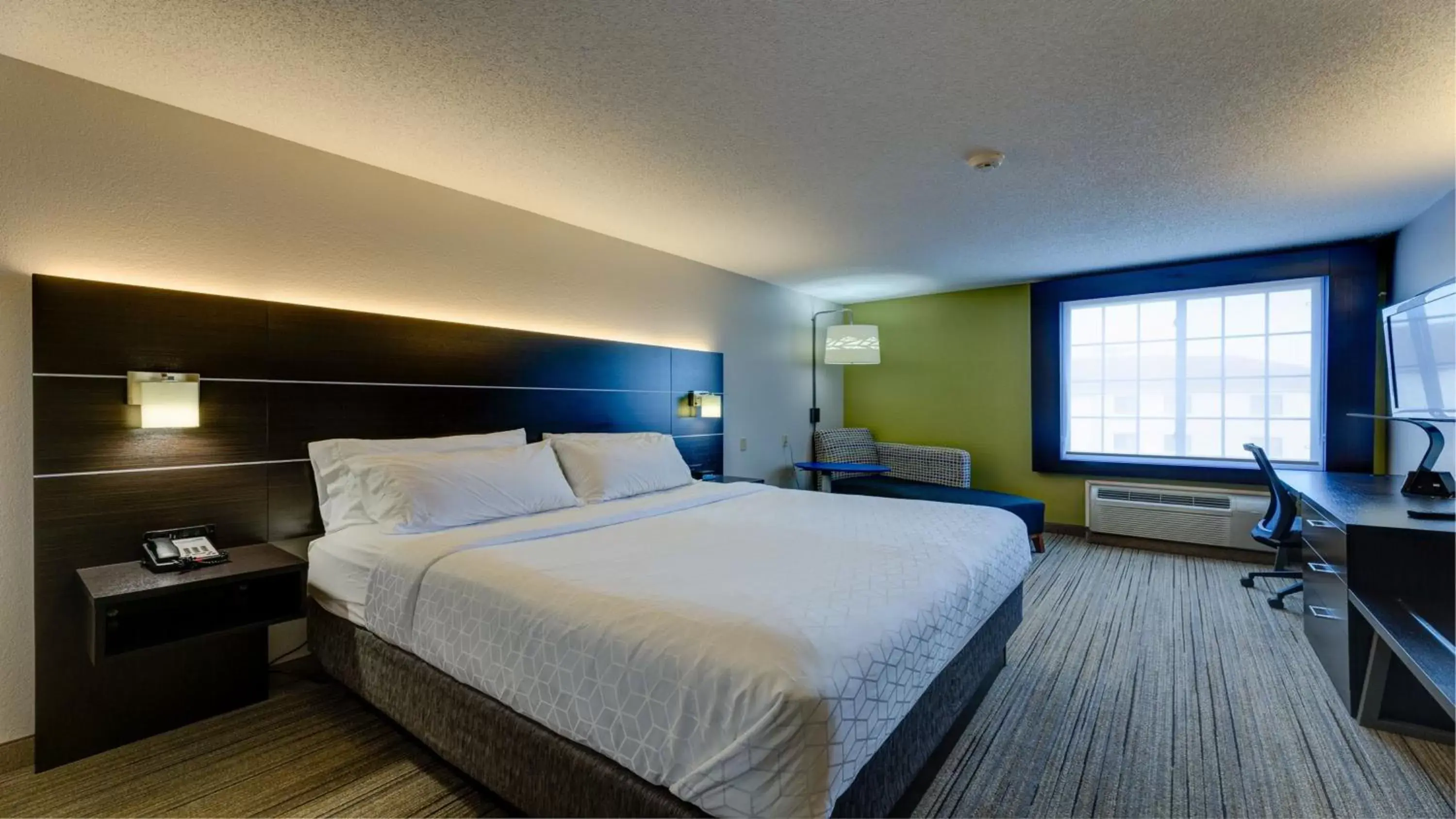 Photo of the whole room, Bed in Holiday Inn Express & Suites Ashtabula-Geneva, an IHG Hotel