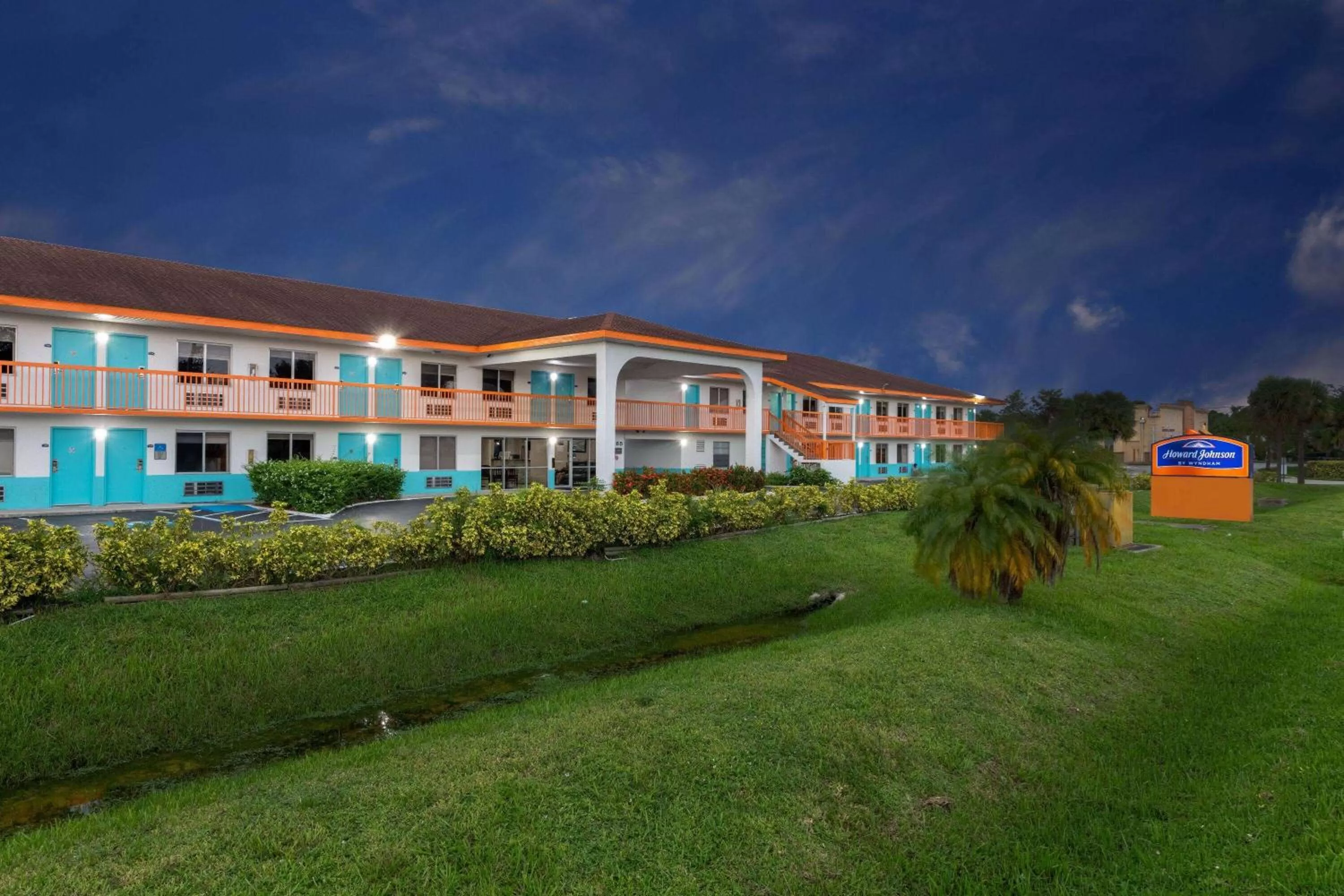 Property building in Howard Johnson by Wyndham Vero Beach/I-95