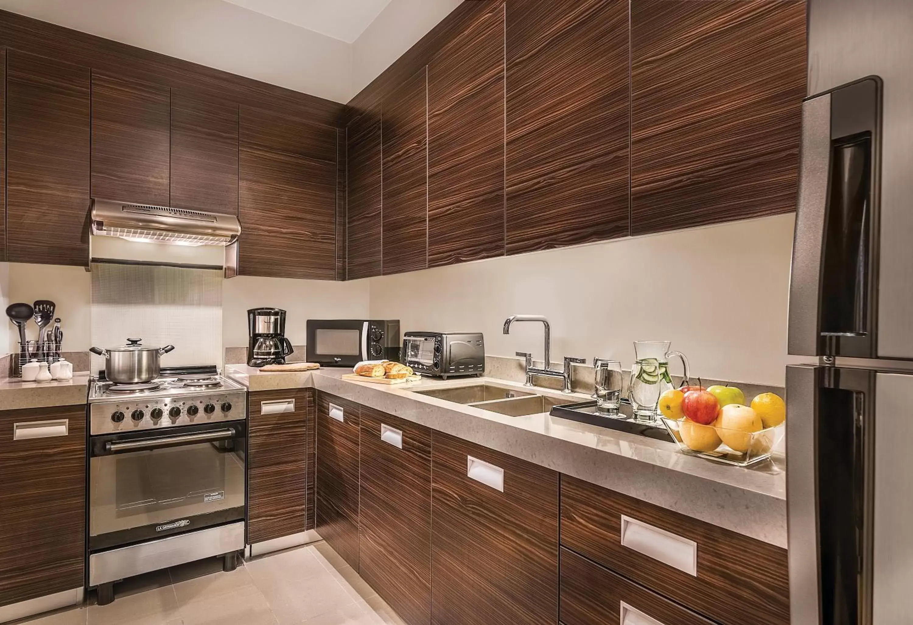 Coffee/tea facilities, Kitchen/Kitchenette in Aruga Apartments by Rockwell Makati