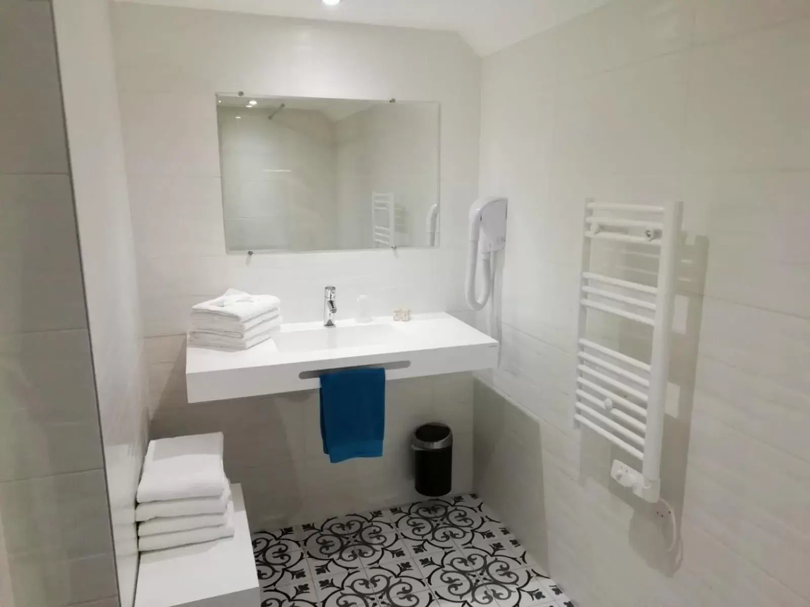 Bathroom in Cit'Hotel Le Cornouaille Hotel