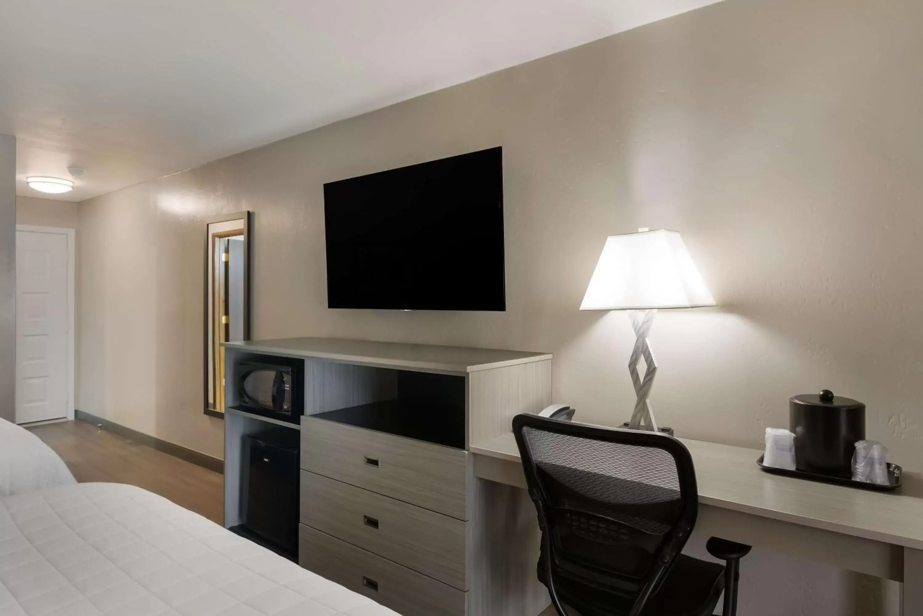 Bedroom, TV/Entertainment Center in Best Western New Oregon Motel