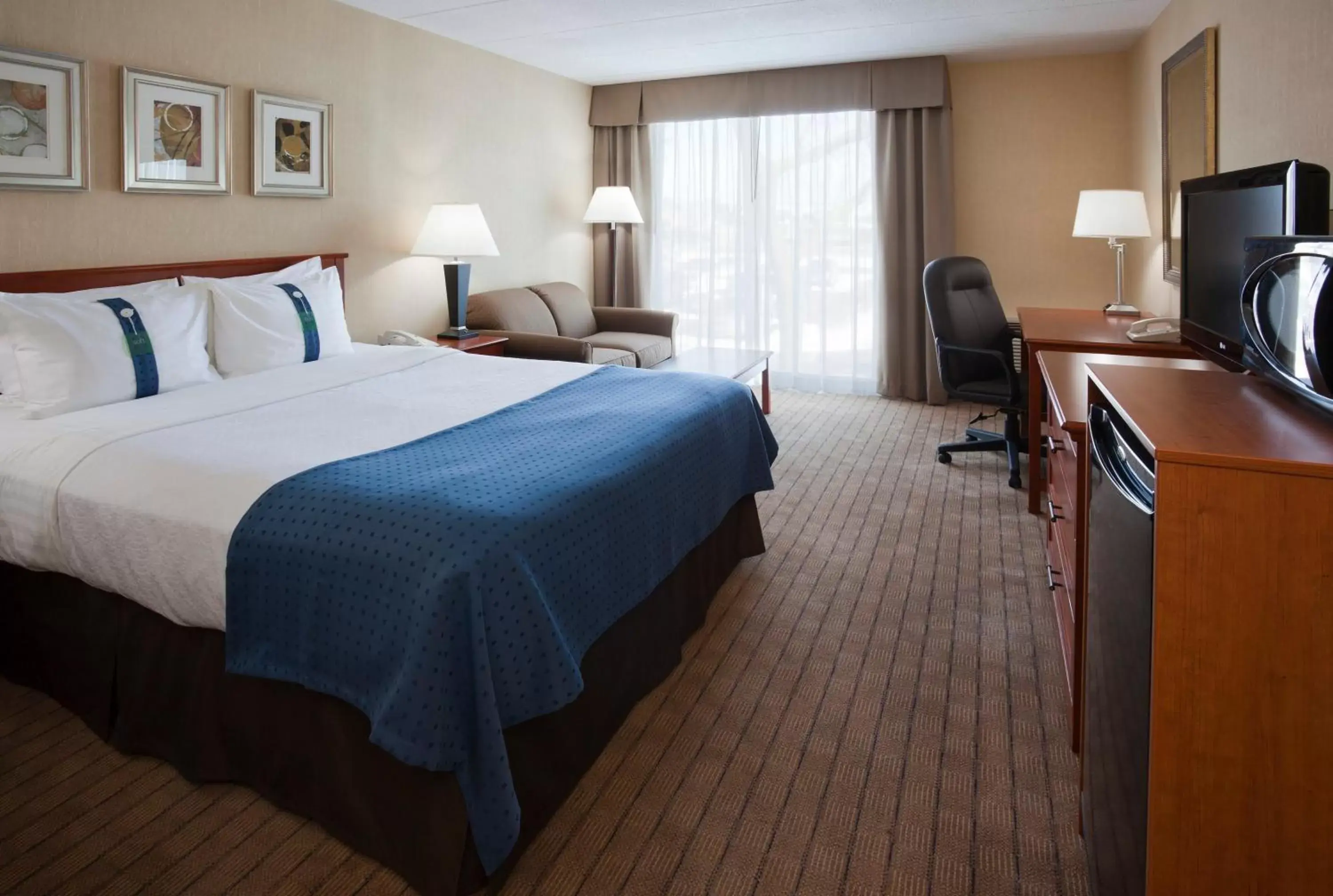 Photo of the whole room, Bed in Holiday Inn Burlington Hotel & Conference Centre, an IHG Hotel