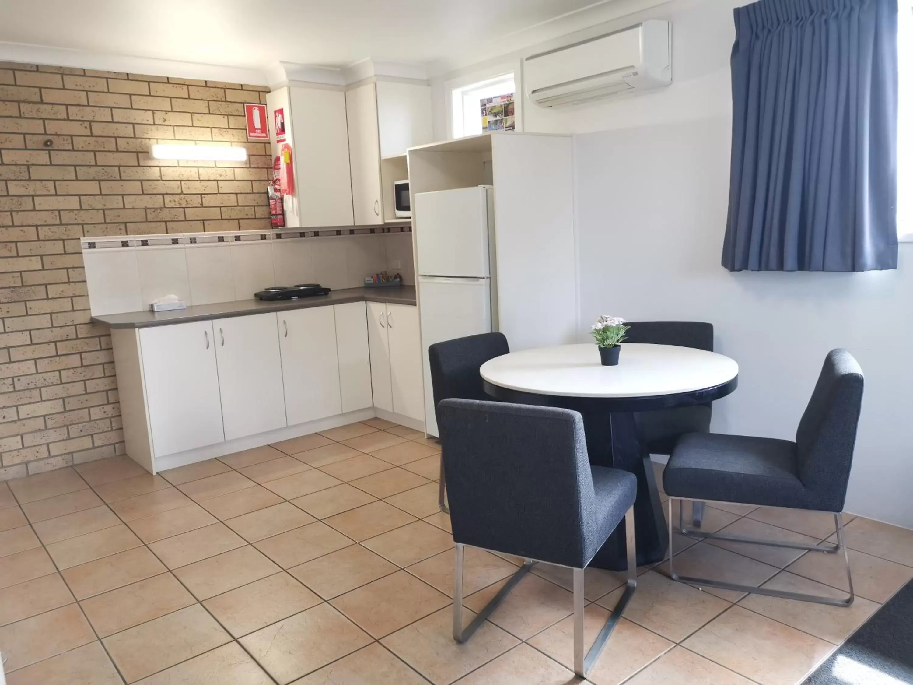 Kitchen or kitchenette, Kitchen/Kitchenette in Leichhardt Motor Inn