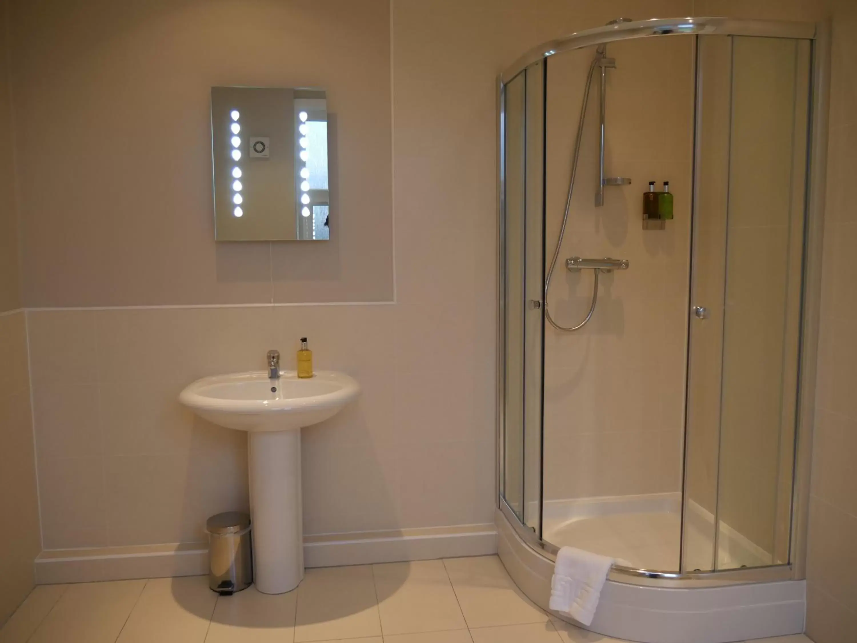 Shower, Bathroom in The Speyside Hotel and Restaurant