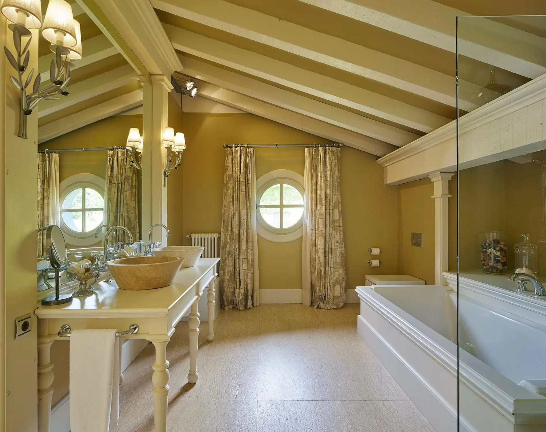 Bathroom, Bed in Hotel Iturregi