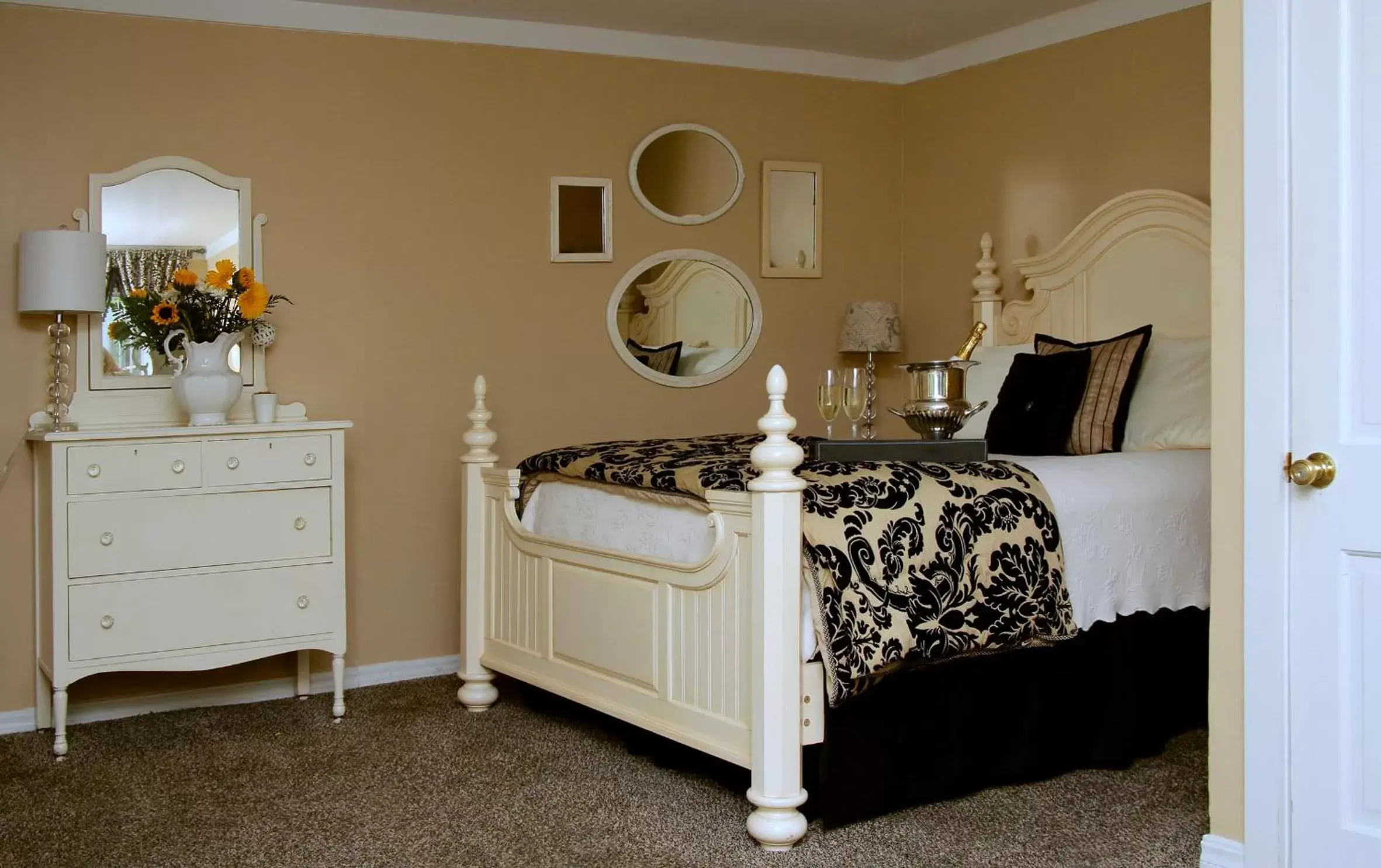 Superior Queen Room in Heartstone Inn Superior Queen Room in Heartstone Inn