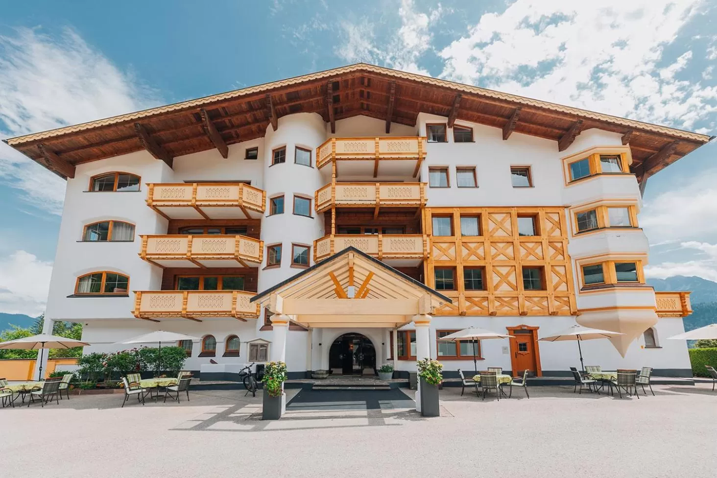 Facade/entrance in Wellness Aparthotel "Lechlife" incl Pool - 400m zum LIFT