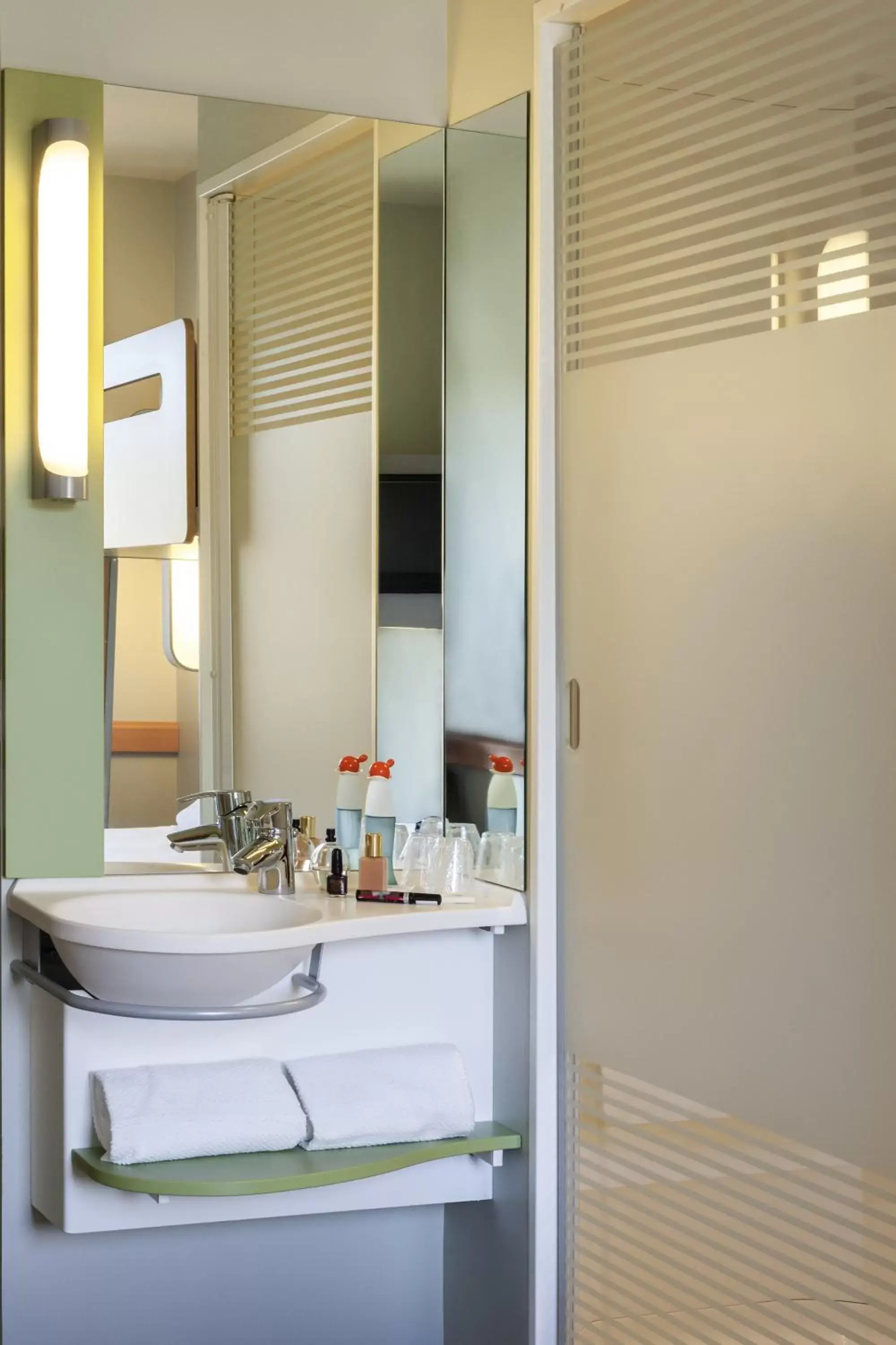 Shower, Bathroom in ibis budget Bordeaux Centre Bastide