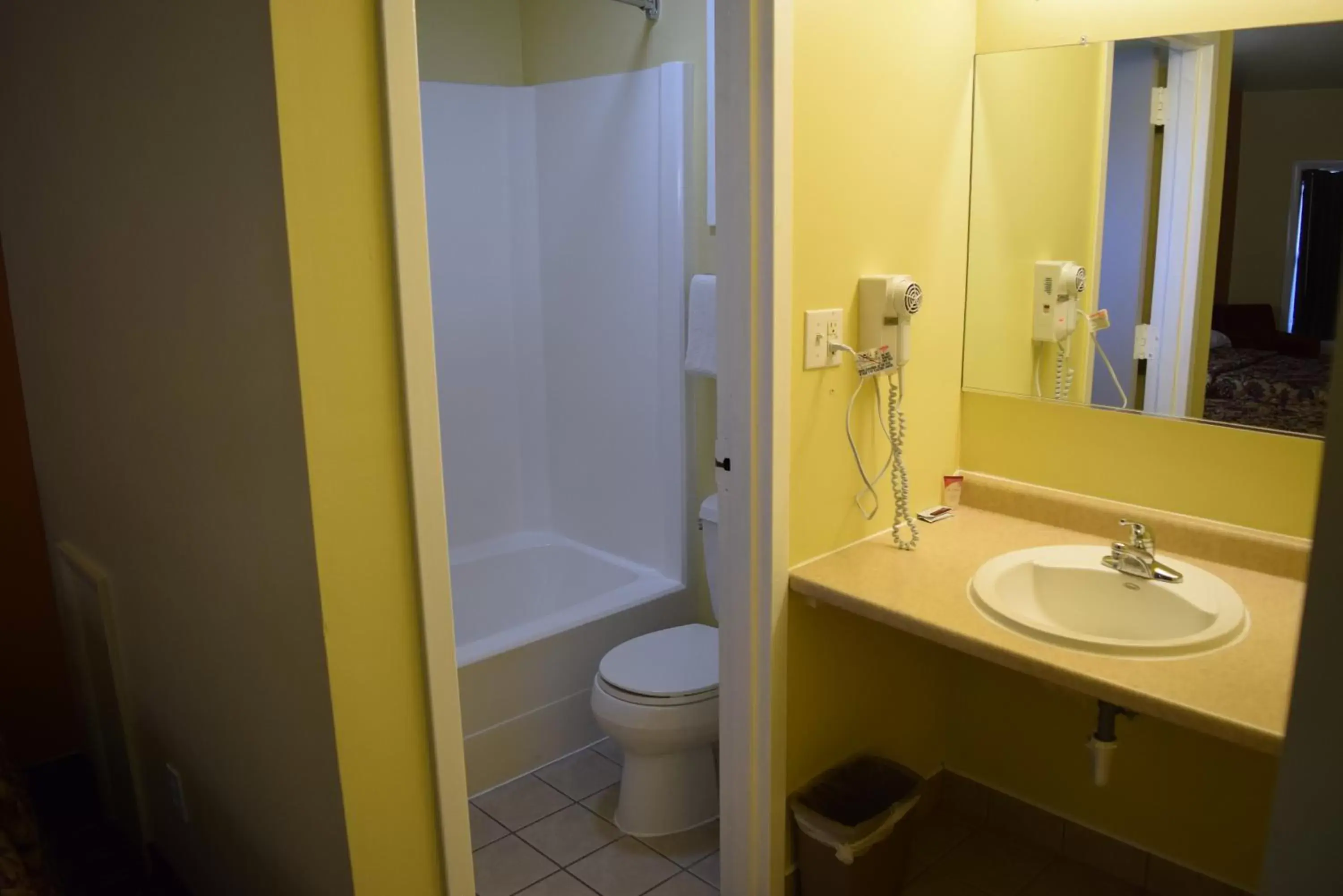 Toilet, Bathroom in White Oaks Motel Pennsville/Carneys Point