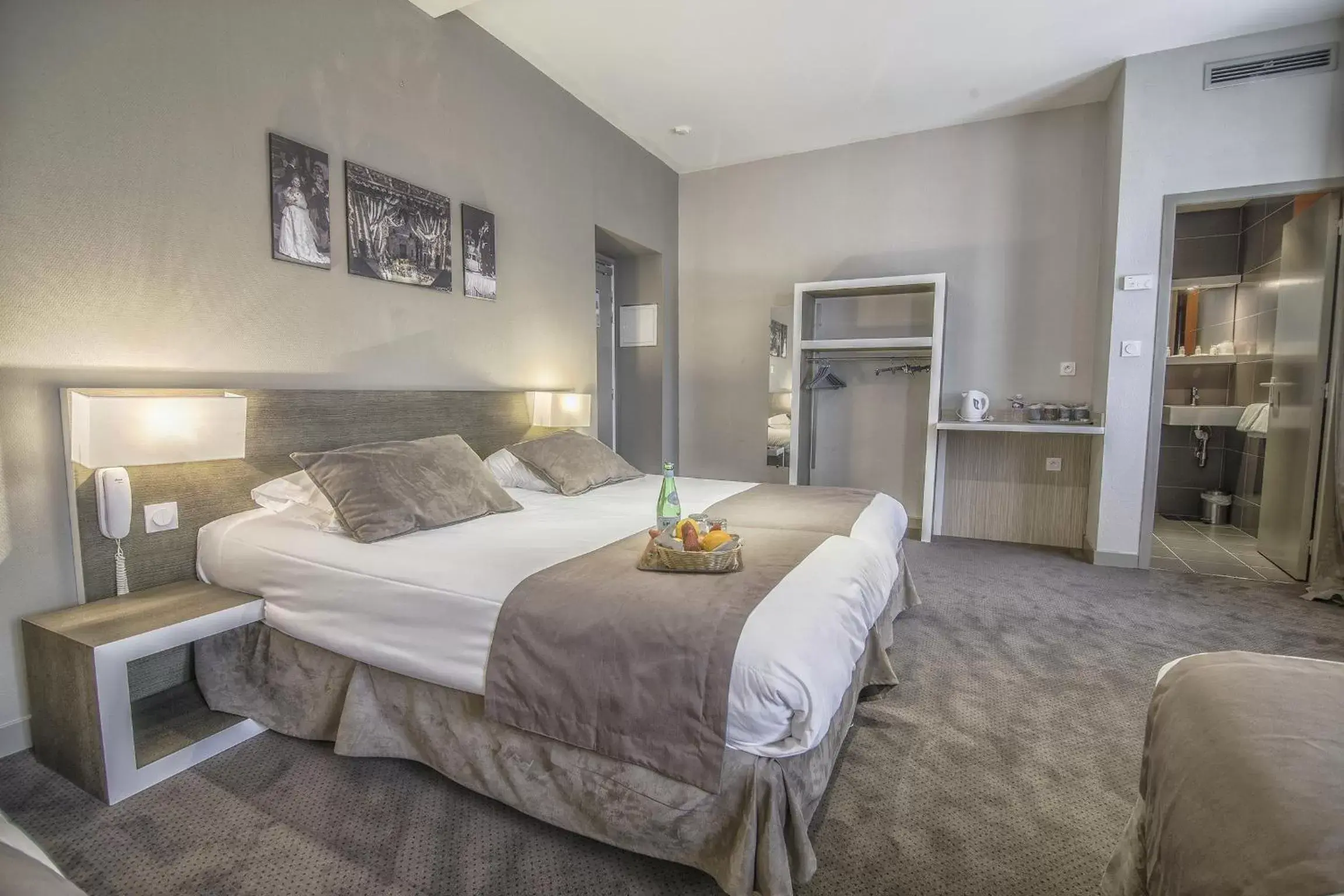 Bedroom, Bed in HOTEL KYRIAD ORANGE Centre A7-A9 - 3 etoiles - HOTEL DES PRINCES