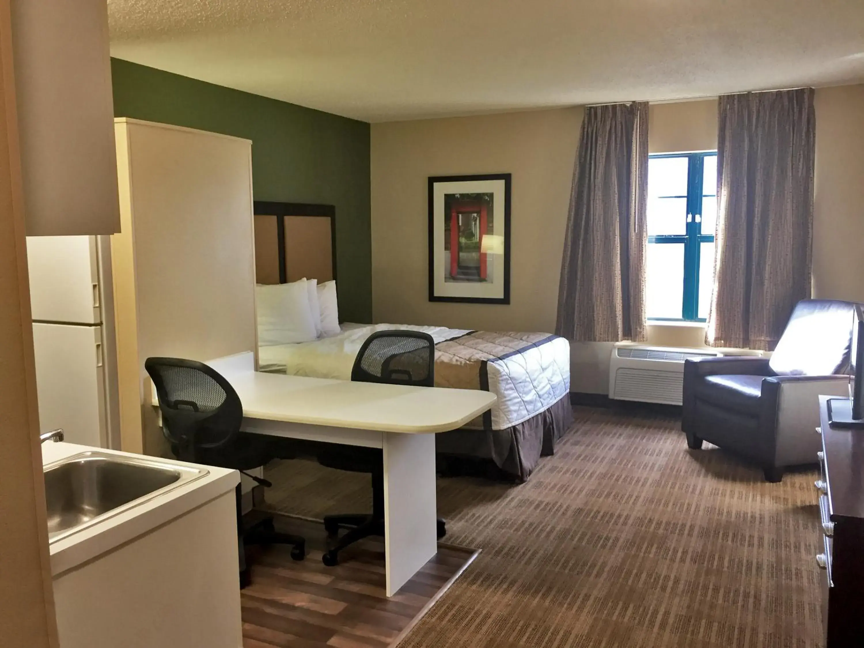 Bed, Seating Area in Extended Stay America Suites - Chicago - Gurnee