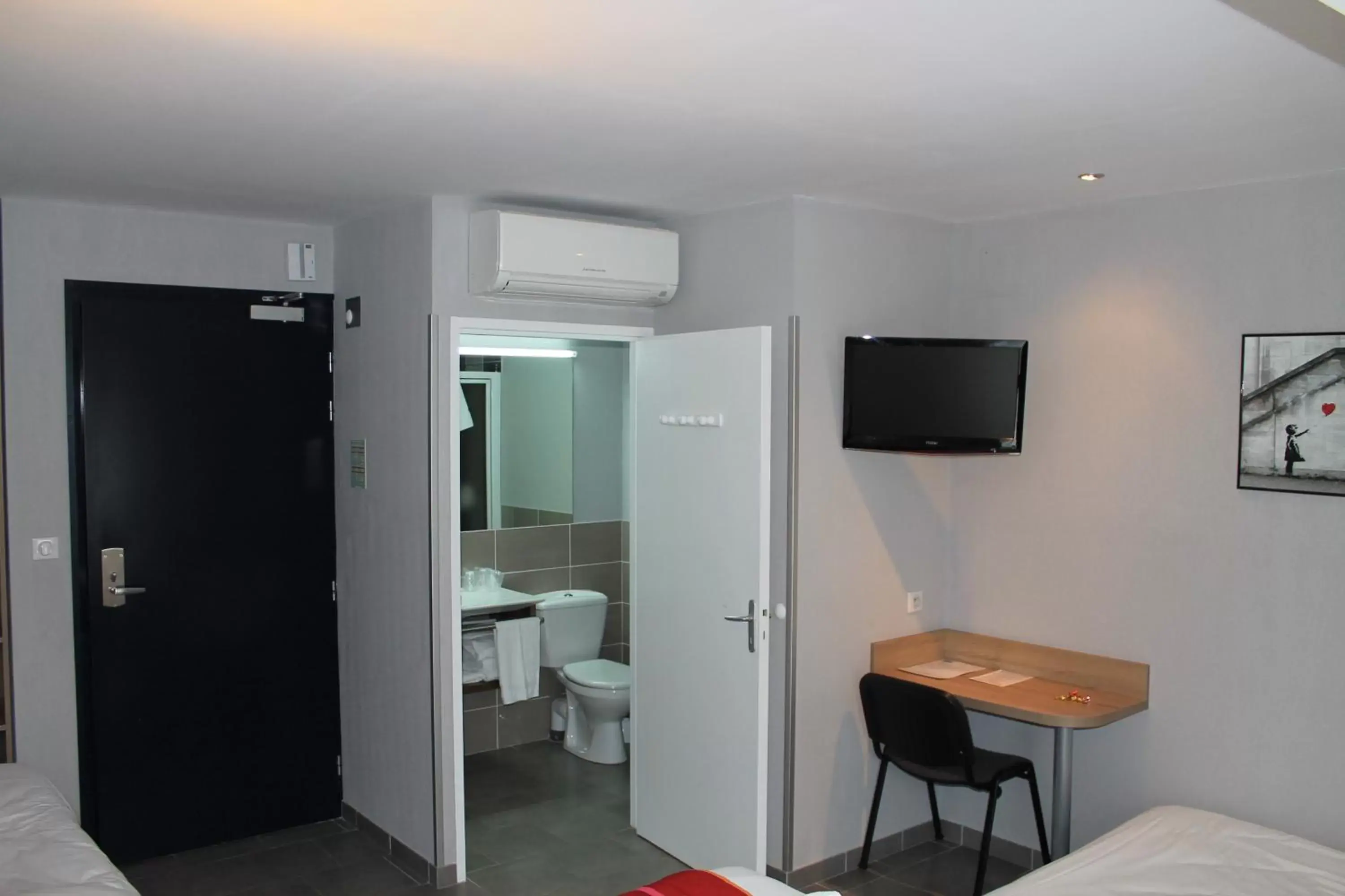 Photo of the whole room, Bathroom in The Originals City, Hôtel Albizia, Sarlat-la-Canéda (Inter-Hotel)