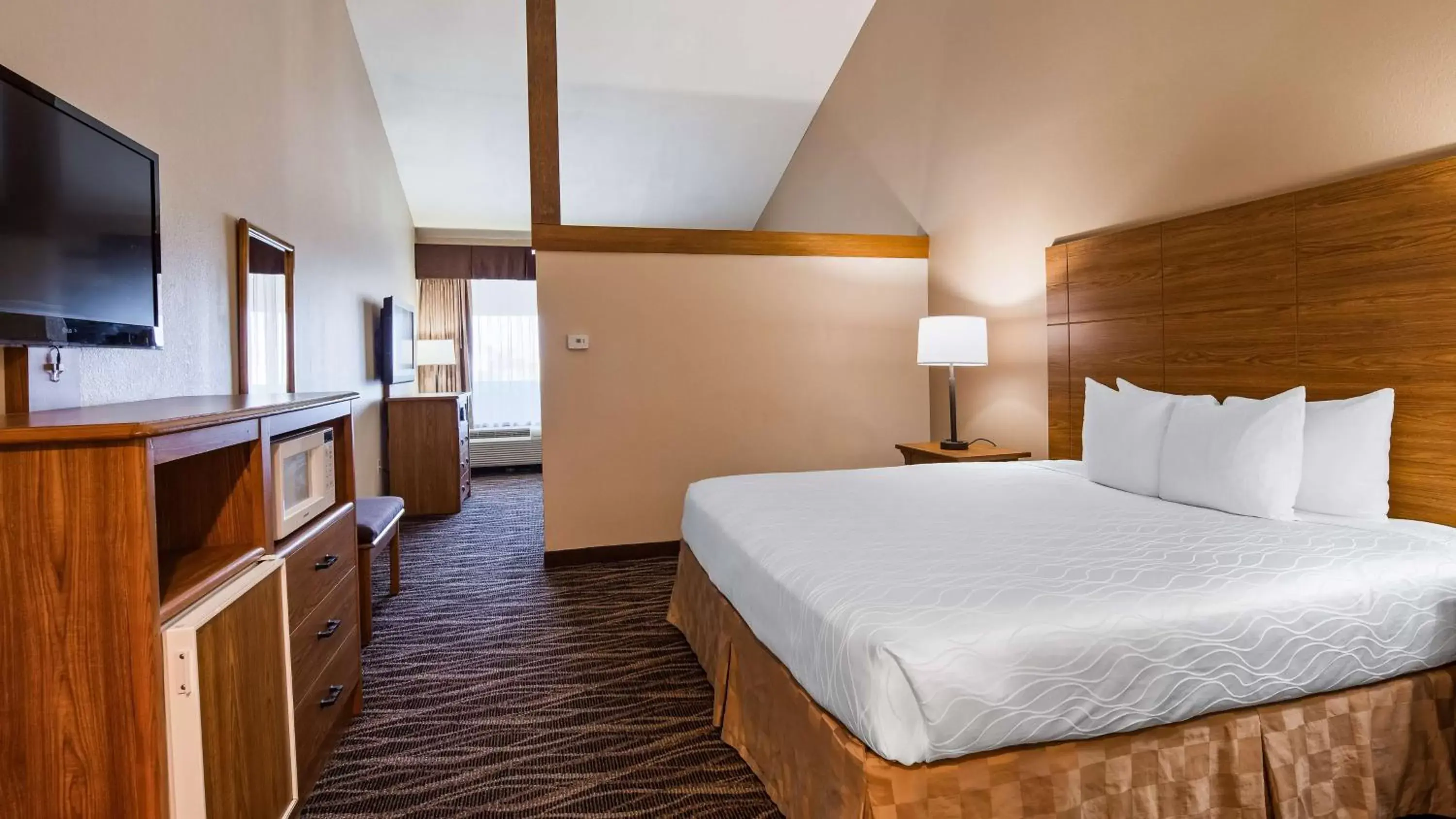 Photo of the whole room, Bed in Best Western Plus Saddleback Inn and Conference Center