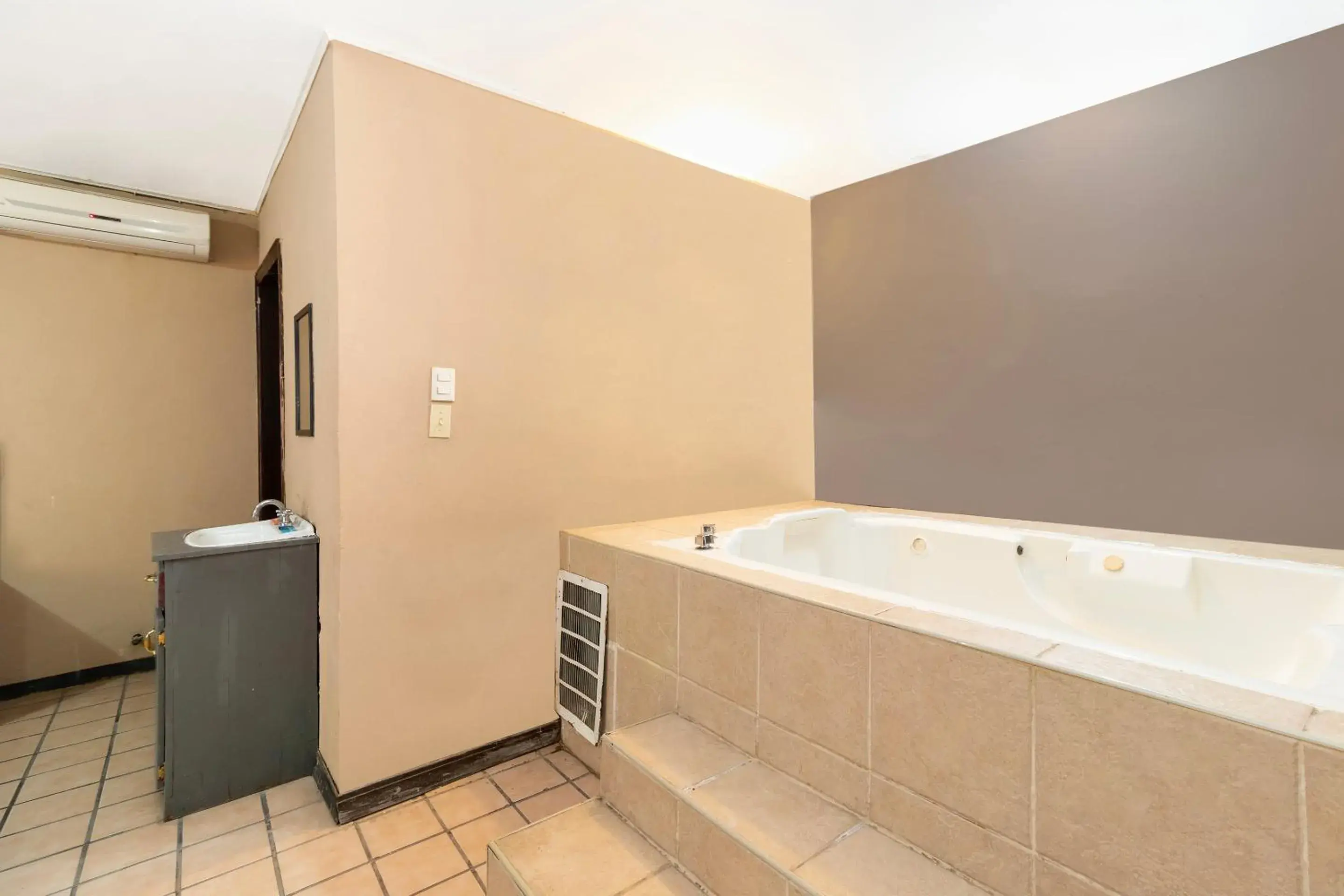 Hot Tub, Bathroom in OYO Hotel Real Del Sur, Estadio Chihuahua