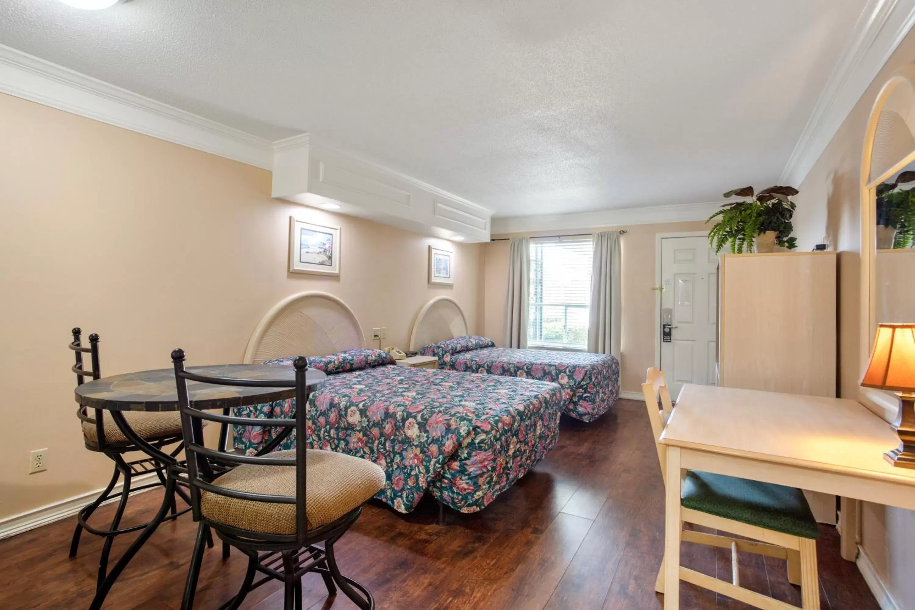 Photo of the whole room, Bed in Edgewater Inn - Biloxi Beach