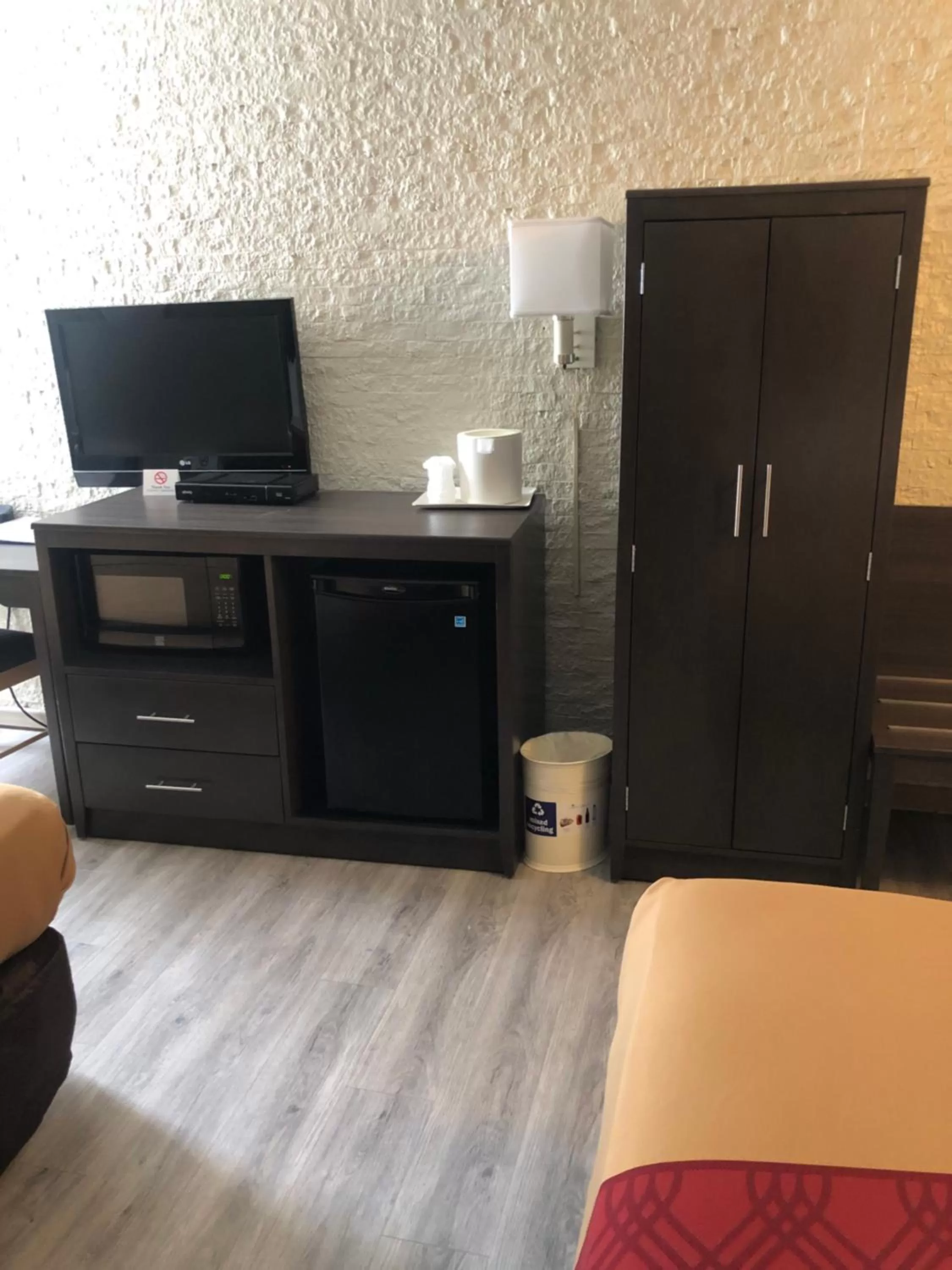 Bedroom in Econo Lodge Metro