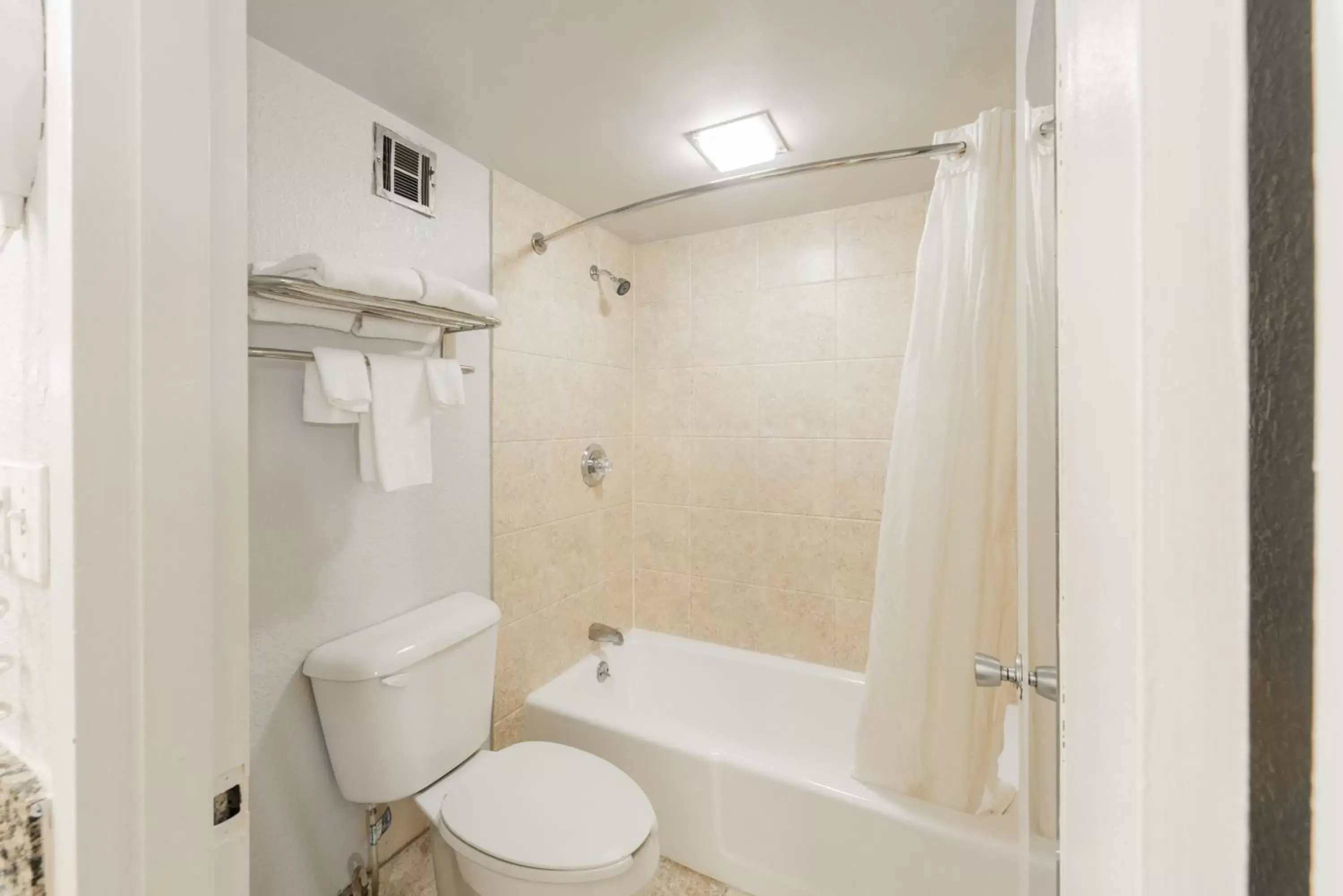 Shower, Bathroom in Econo Lodge Inn & Suites Near Bricktown