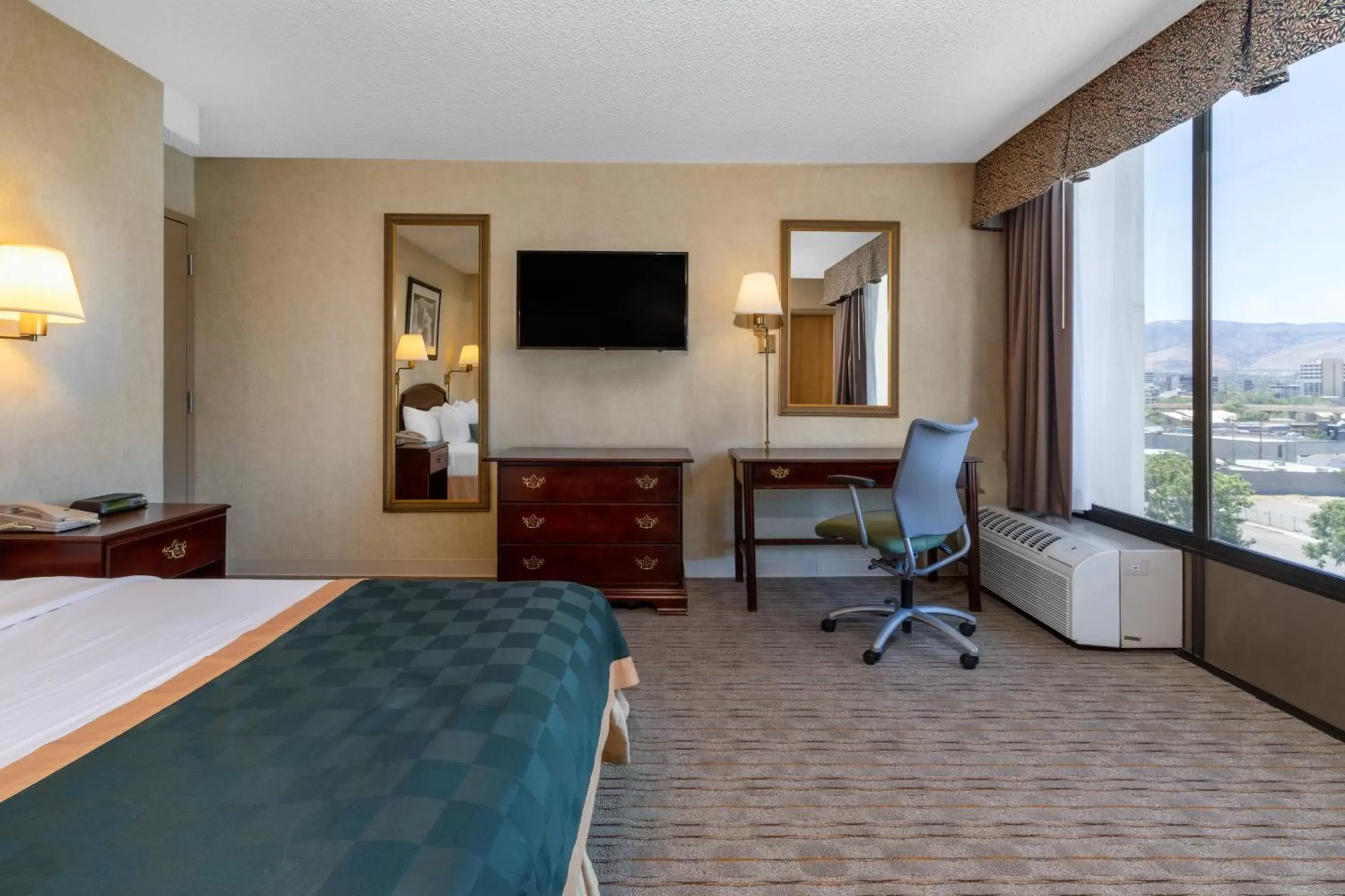 Bedroom, TV/Entertainment Center in Ramada by Wyndham Reno Hotel & Casino