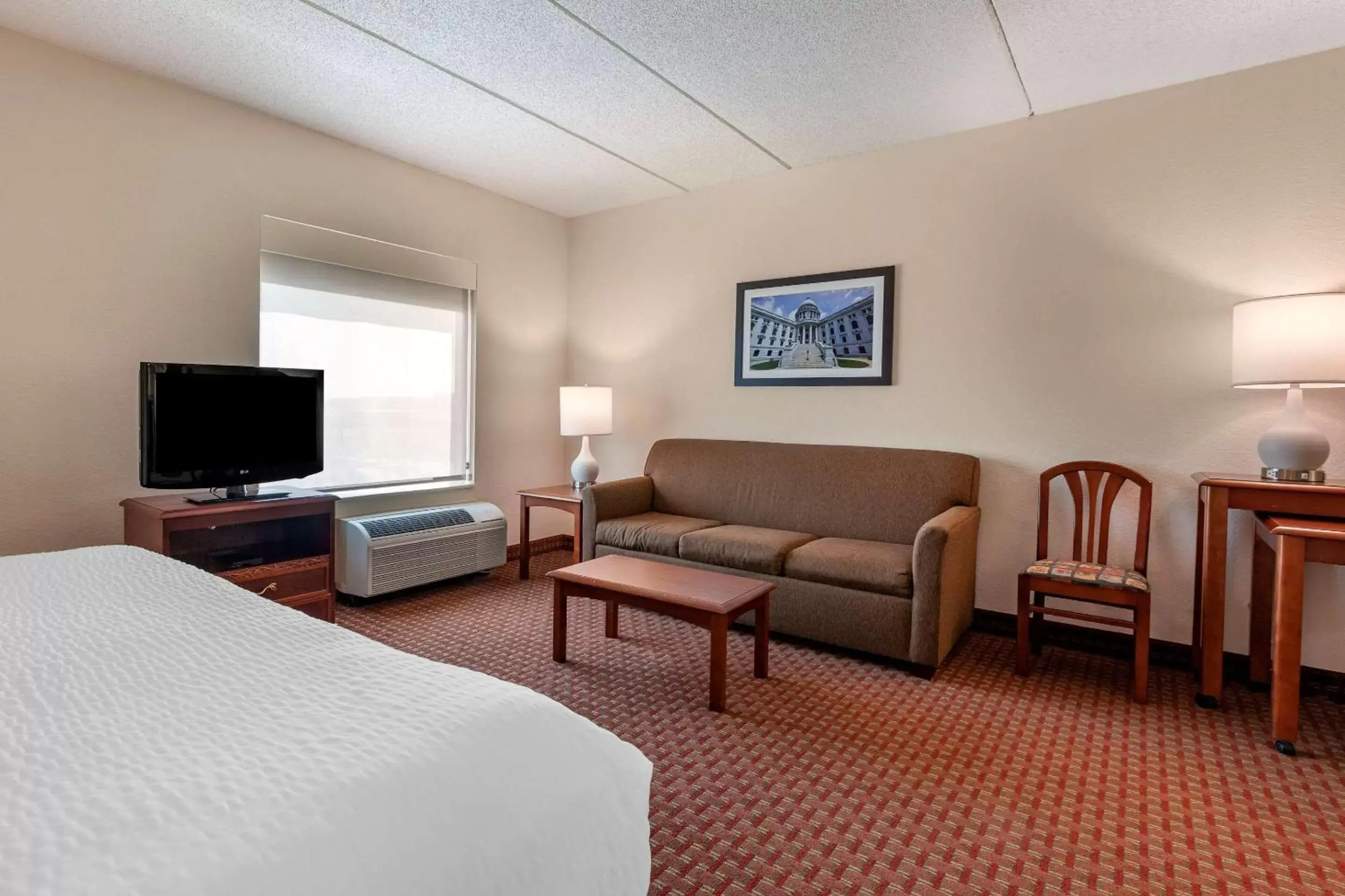 Bedroom, Seating Area in Clarion Suites at The Alliant Energy Center