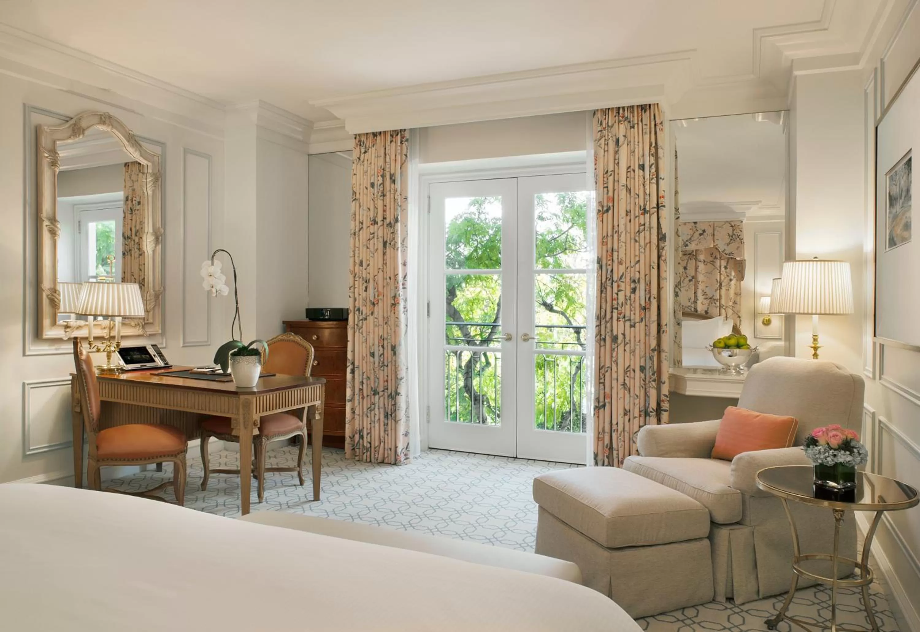 Seating area, Bed in The Peninsula Beverly Hills