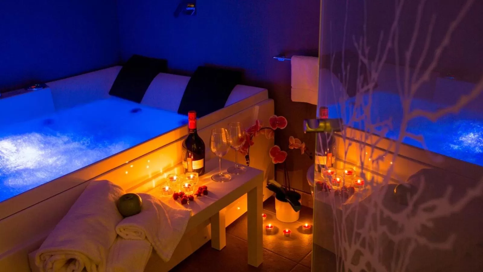 Hot Tub in ETNEA 208 LUXURY JACUZZI SUITE Catania