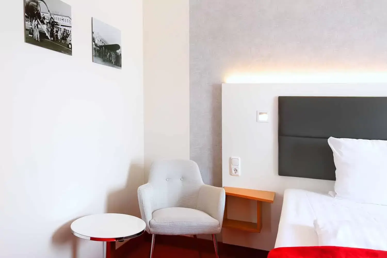 Seating area, Bathroom in Tulip Inn Frankfurt Airport