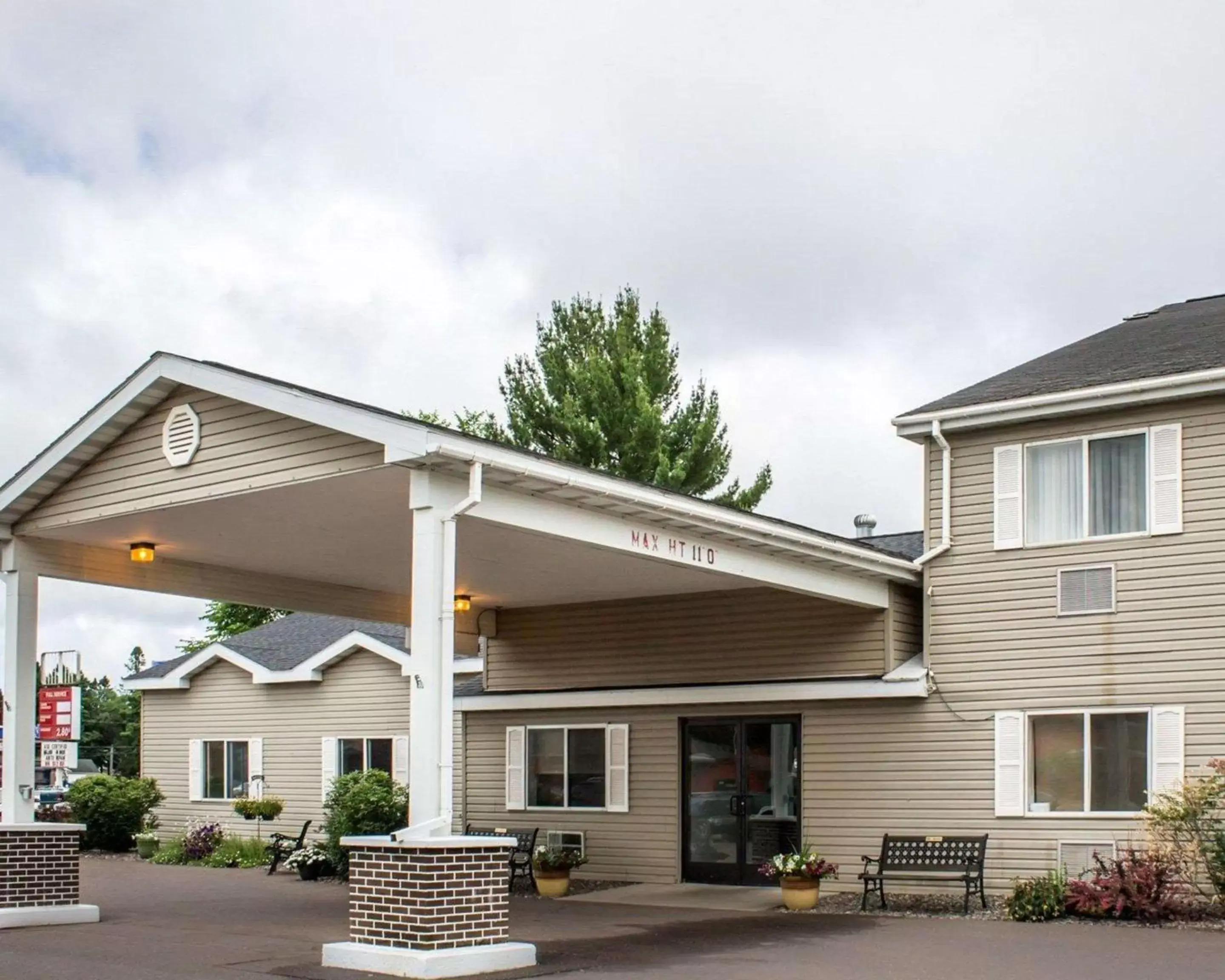 Property Building in Quality Inn Ironwood