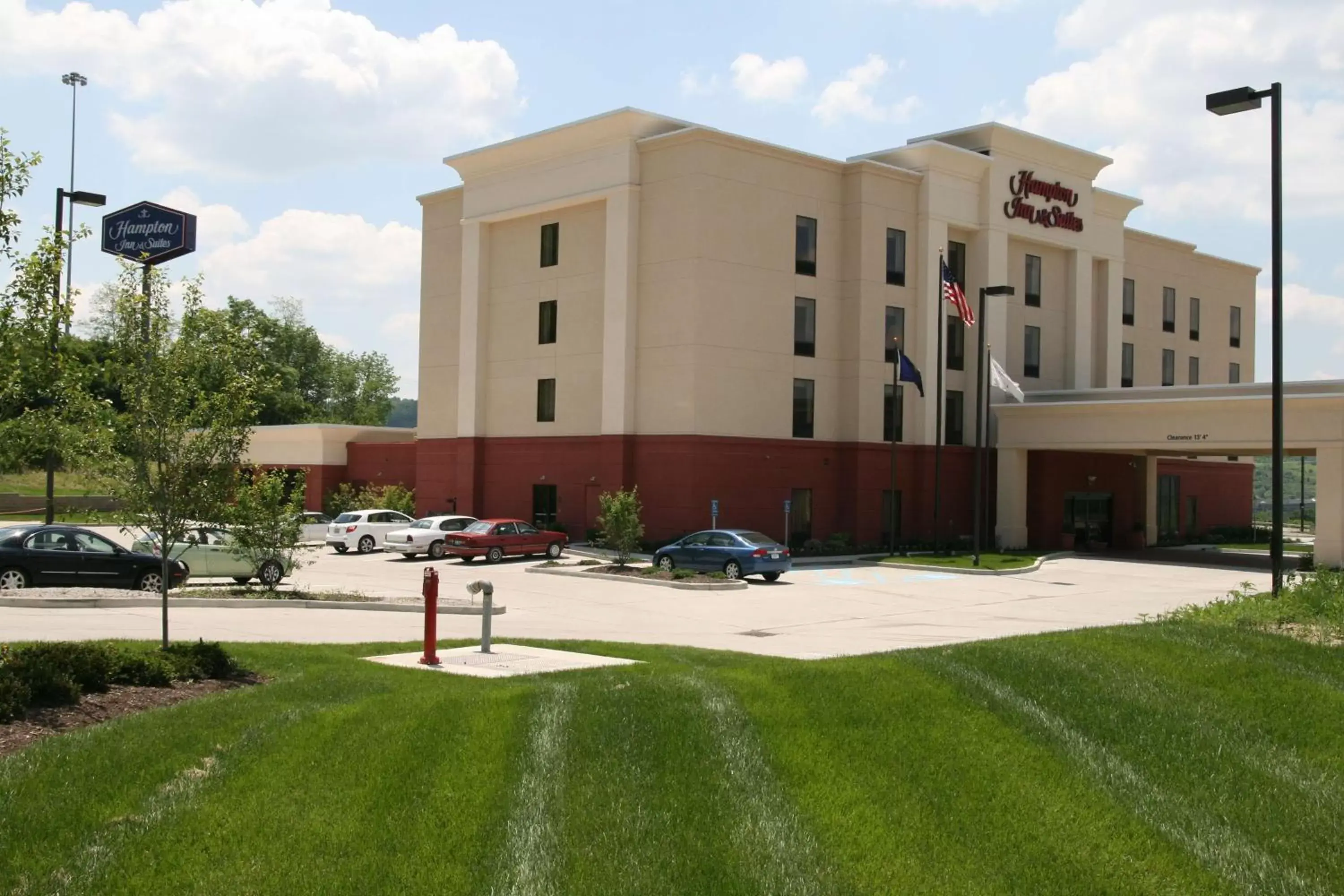 Property Building in Hampton Inn & Suites Wilder