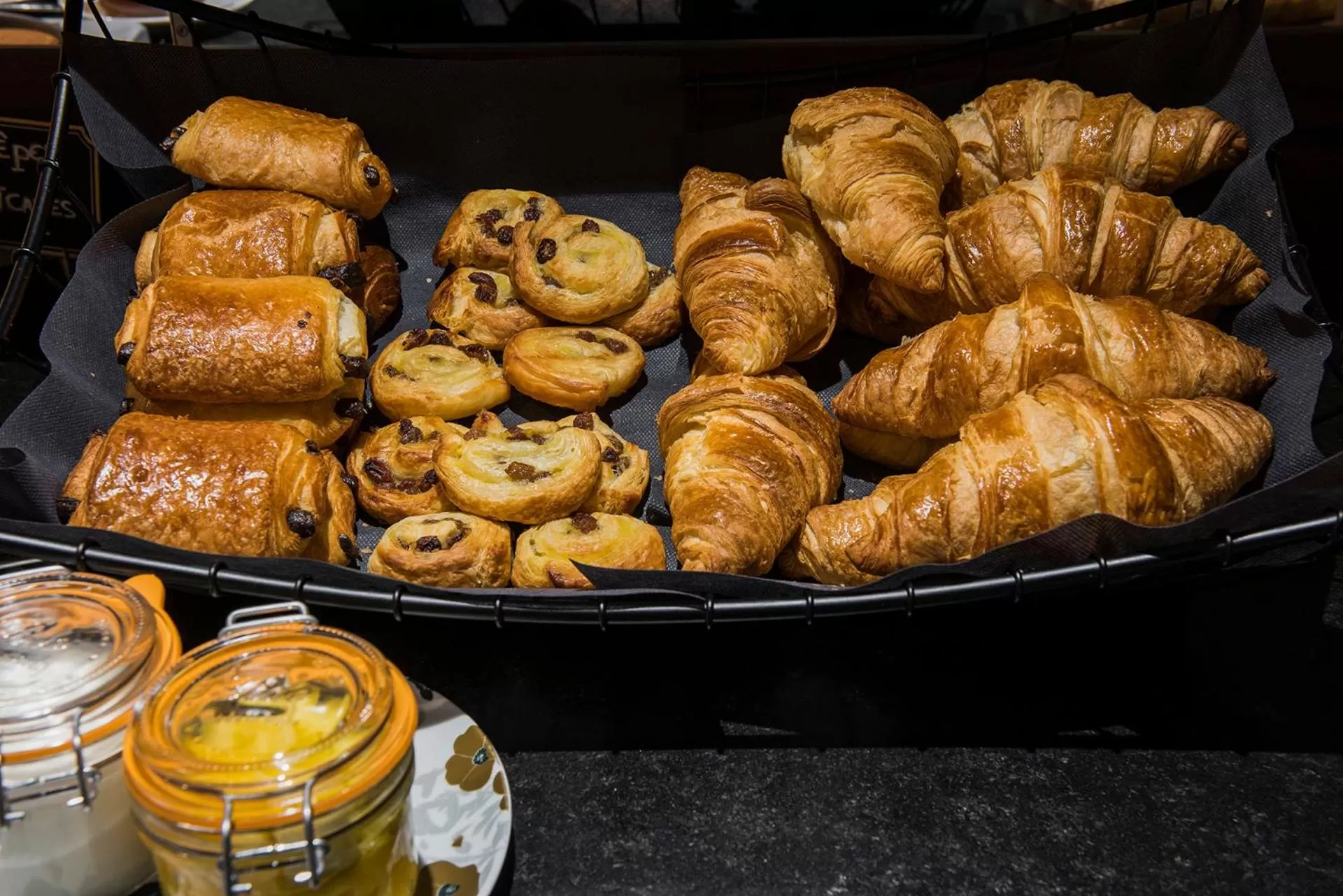 Breakfast in Hôtel Mercure Paris Suresnes Longchamp