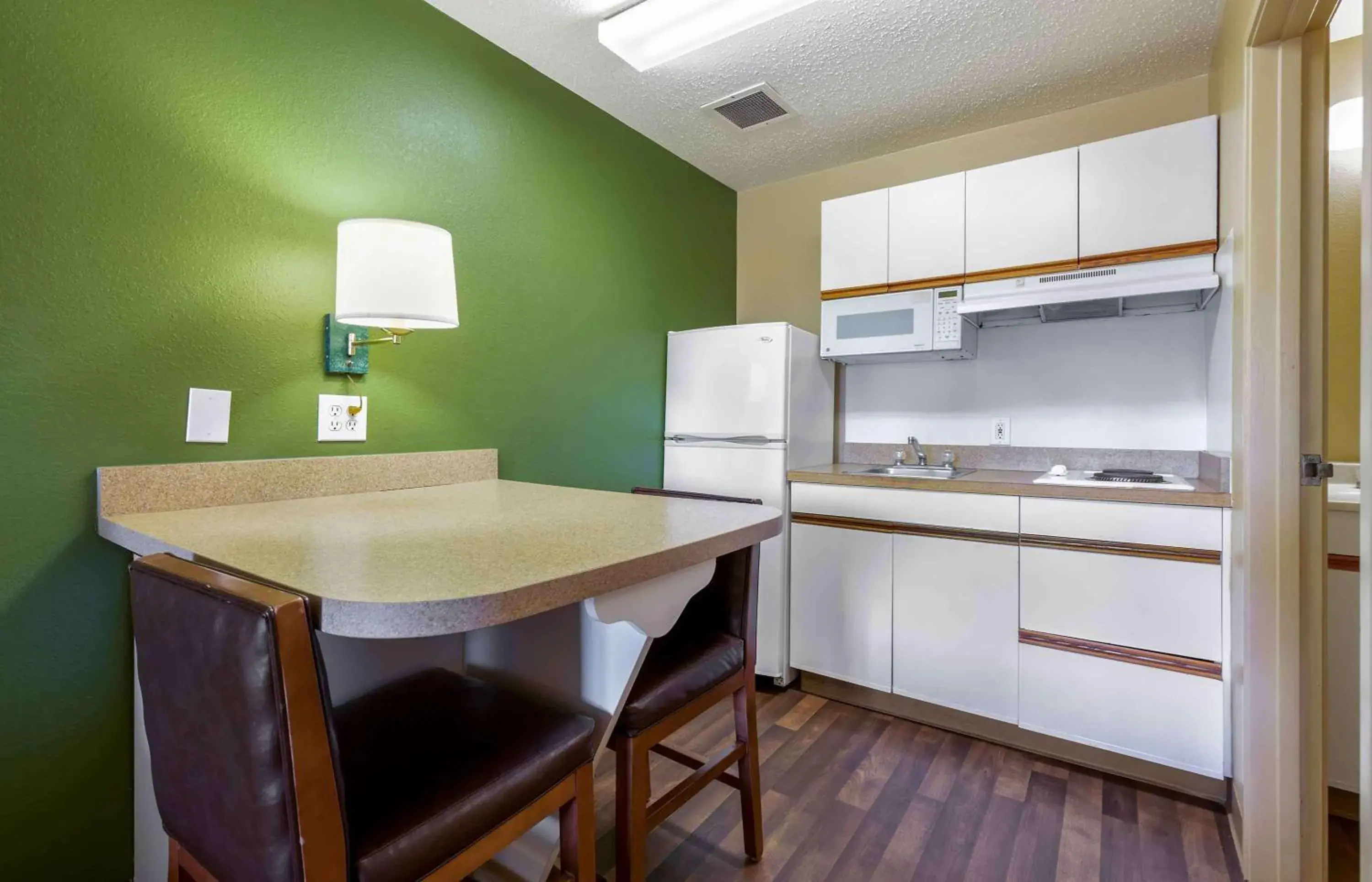 Bedroom, Kitchen/Kitchenette in Extended Stay America Suites - Washington, DC - Chantilly