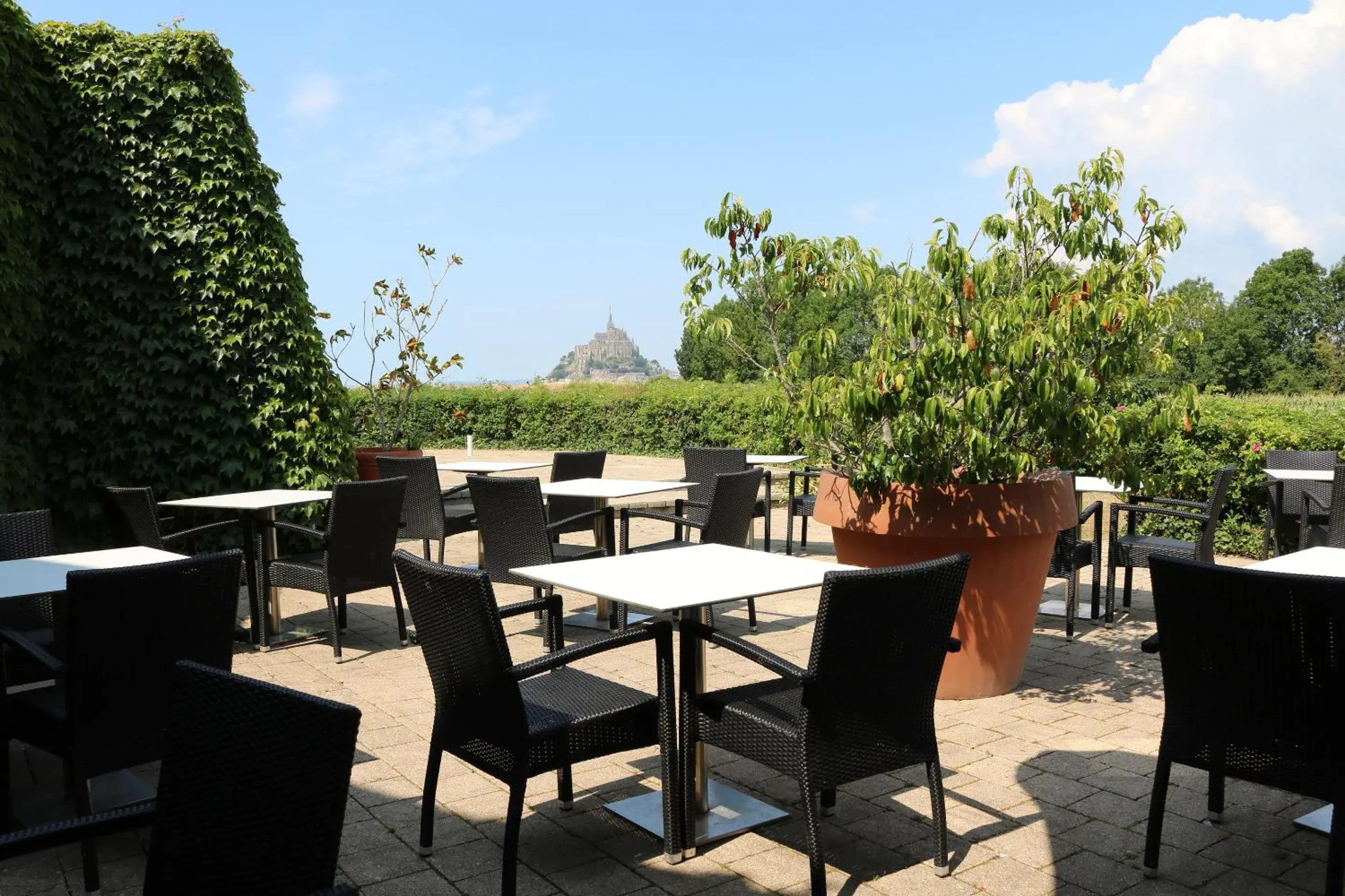 Patio, Restaurant/Places to Eat in Le Relais Saint Michel