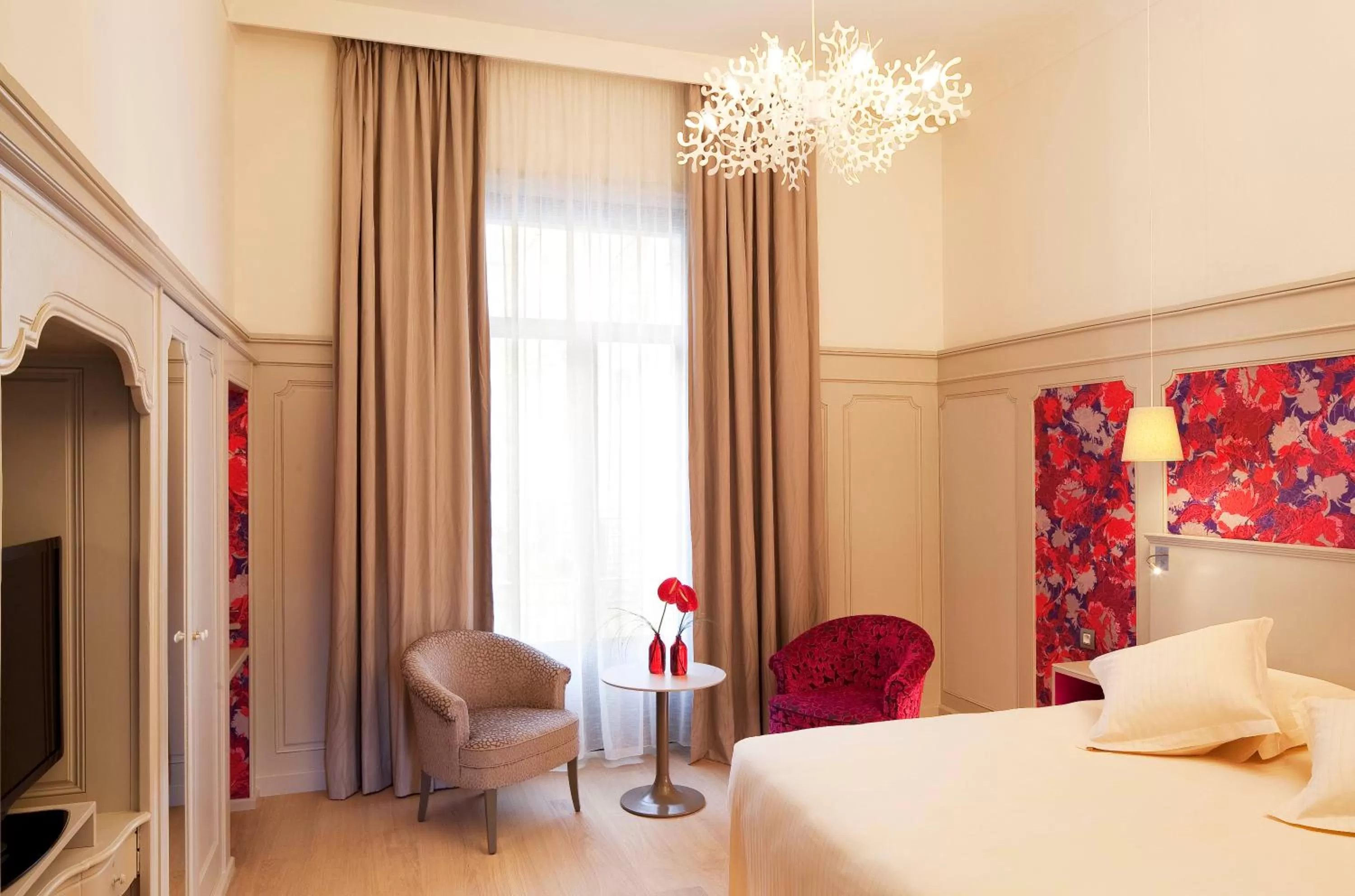 Photo of the whole room, Bed in Hôtel & SPA Oceania L'Univers Tours