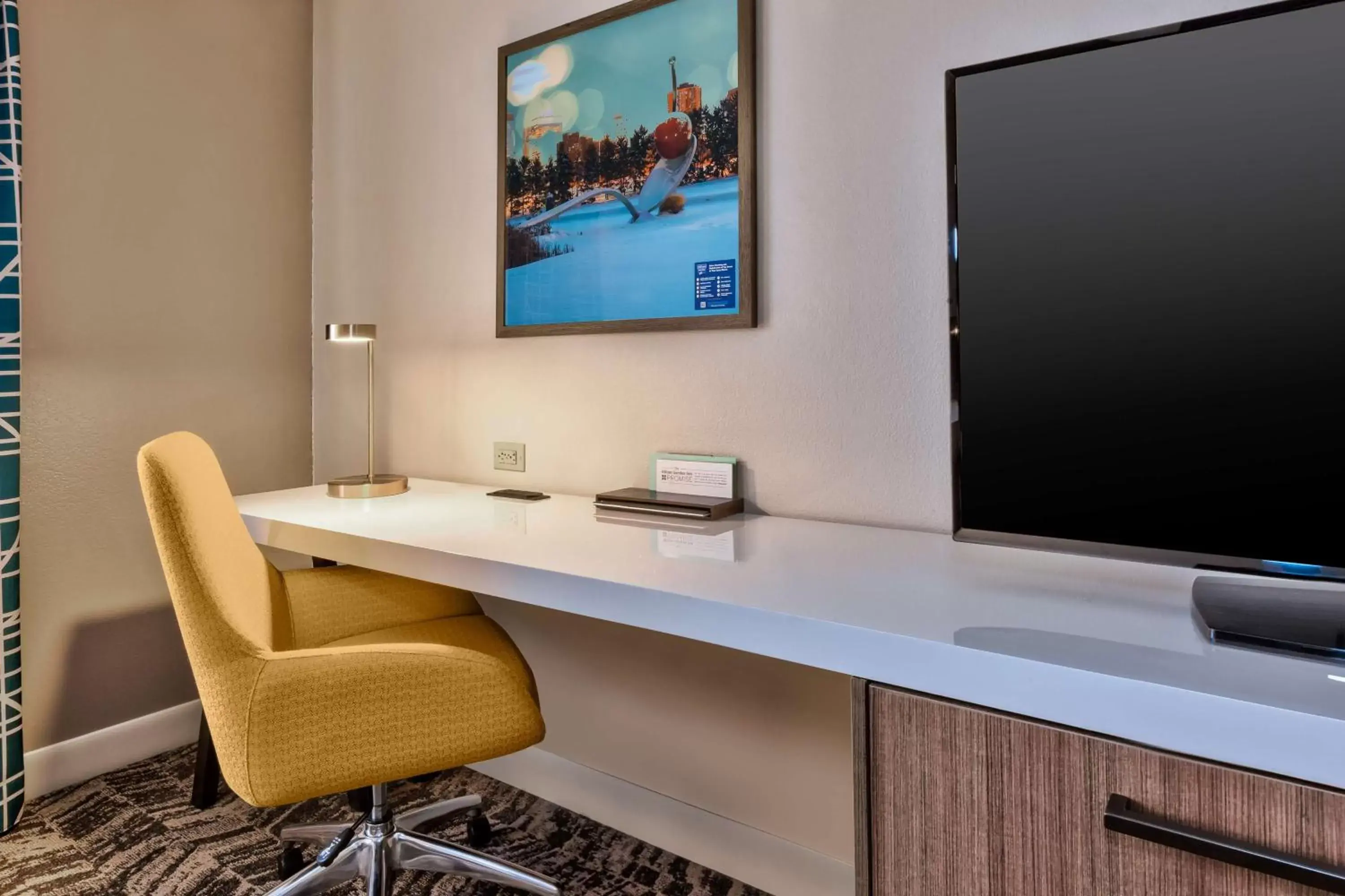 Bedroom, TV/Entertainment Center in Hilton Garden Inn Minneapolis Maple Grove