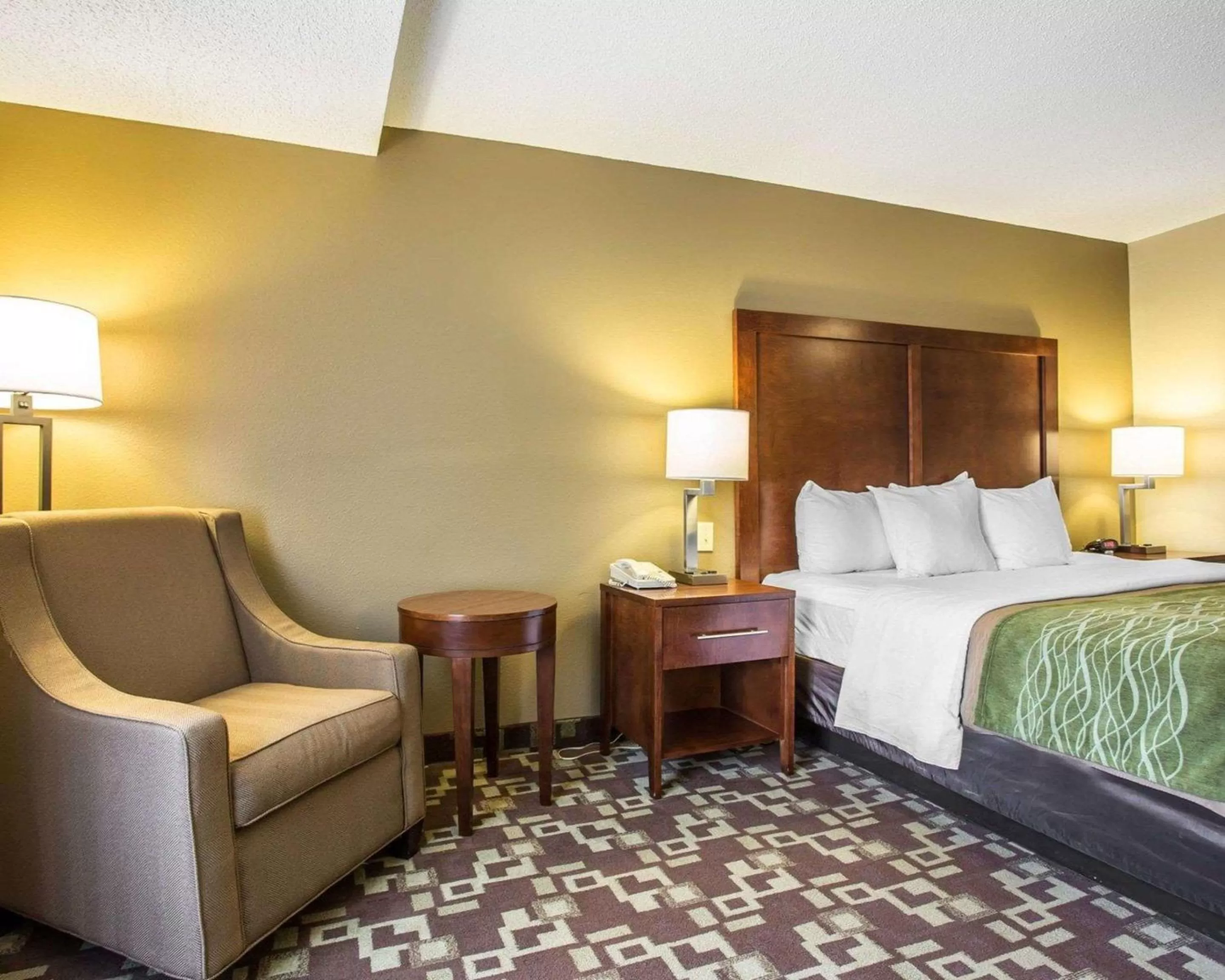 Photo of the whole room, Bed in Comfort Inn & Suites Walterboro I-95