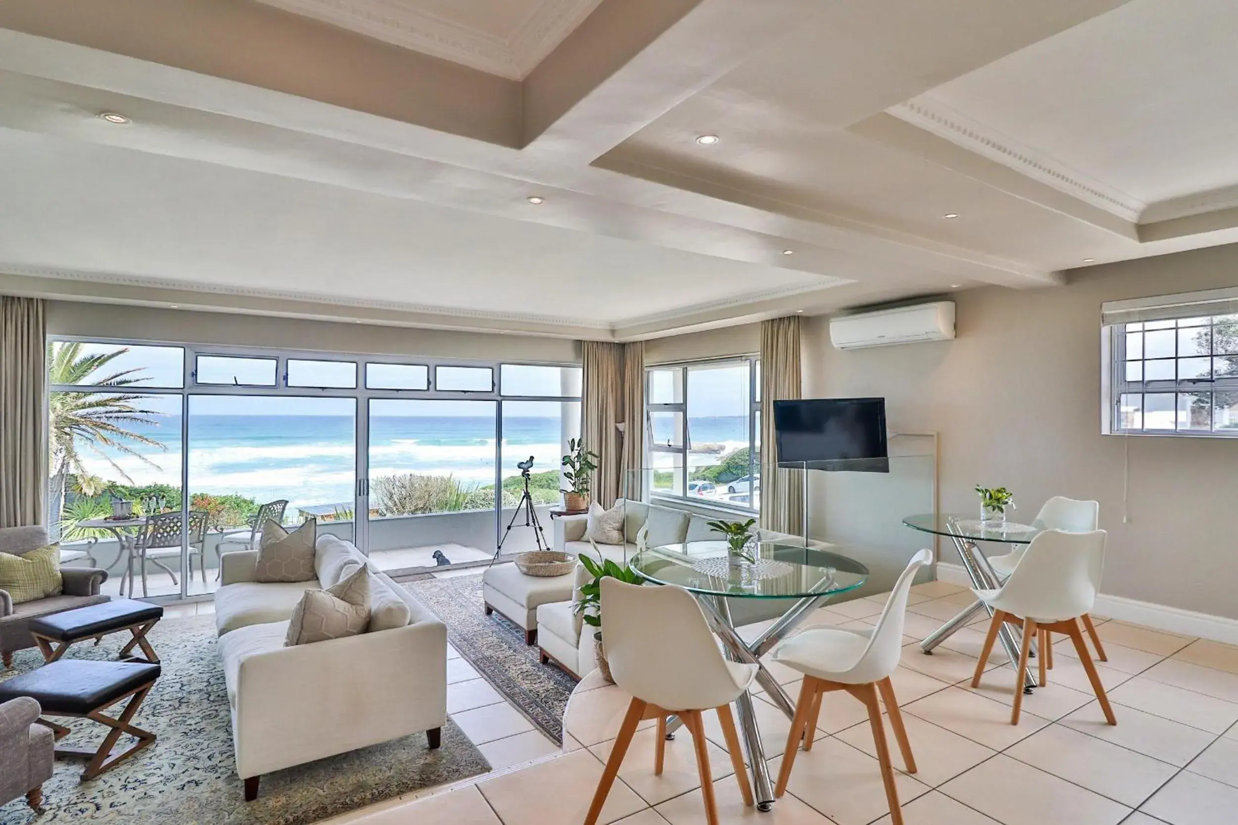 Communal lounge/ TV room, Seating Area in Hermanus Beachfront Lodge