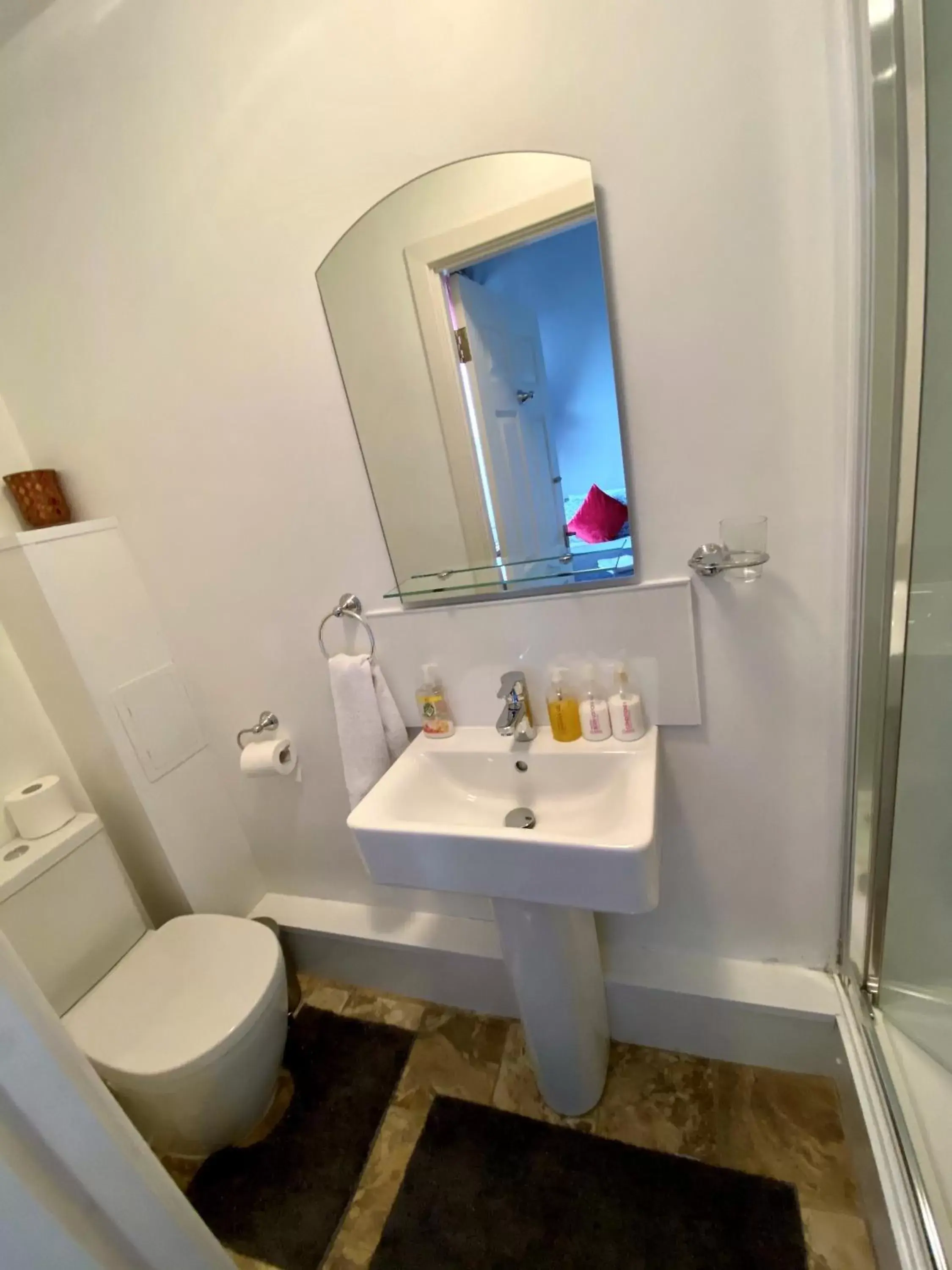 Bathroom in 16 Pilrig Guest House