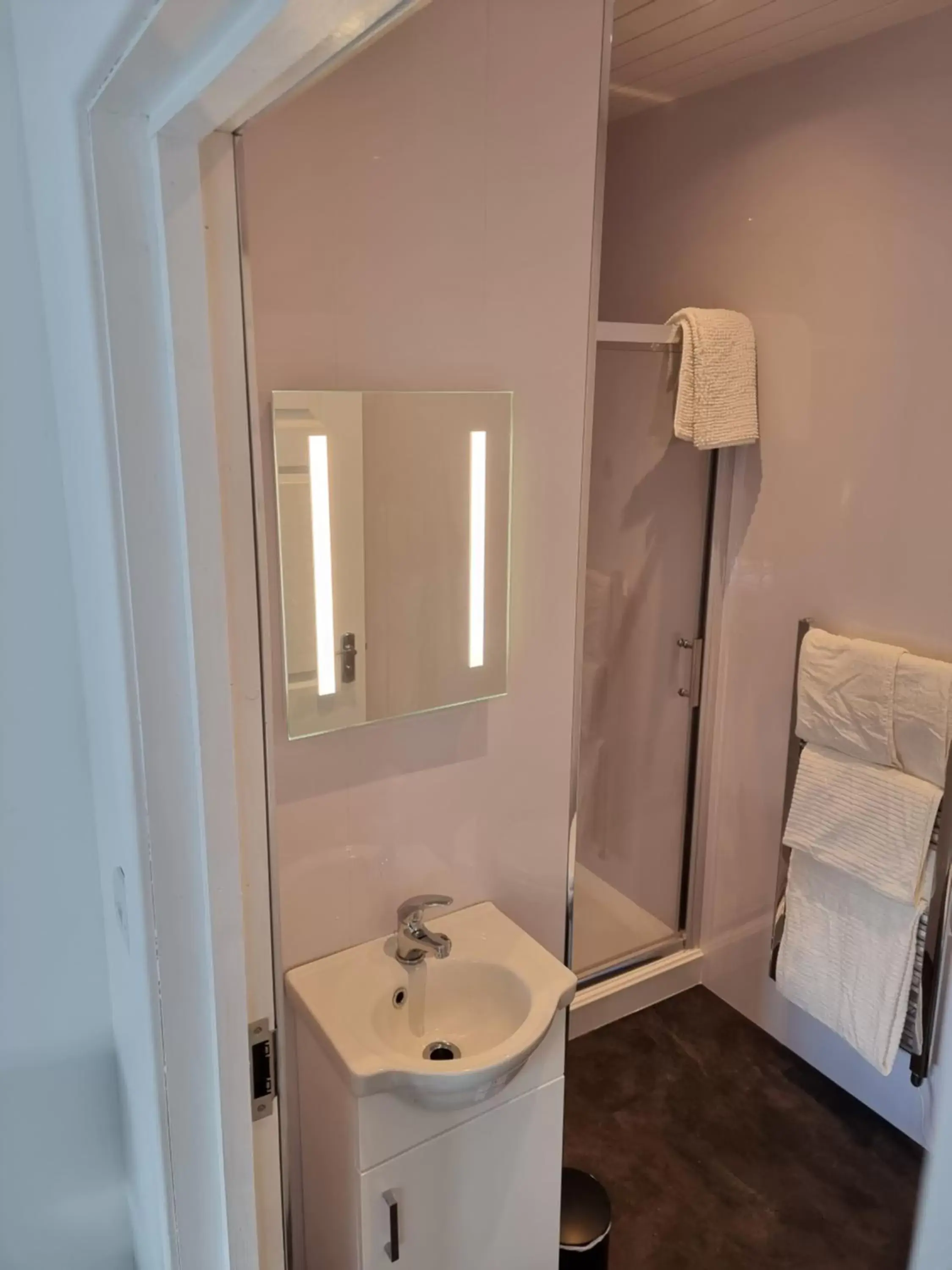 Bathroom in Glenfern Guest House, also self catering cottage with PRIVATE hot tub