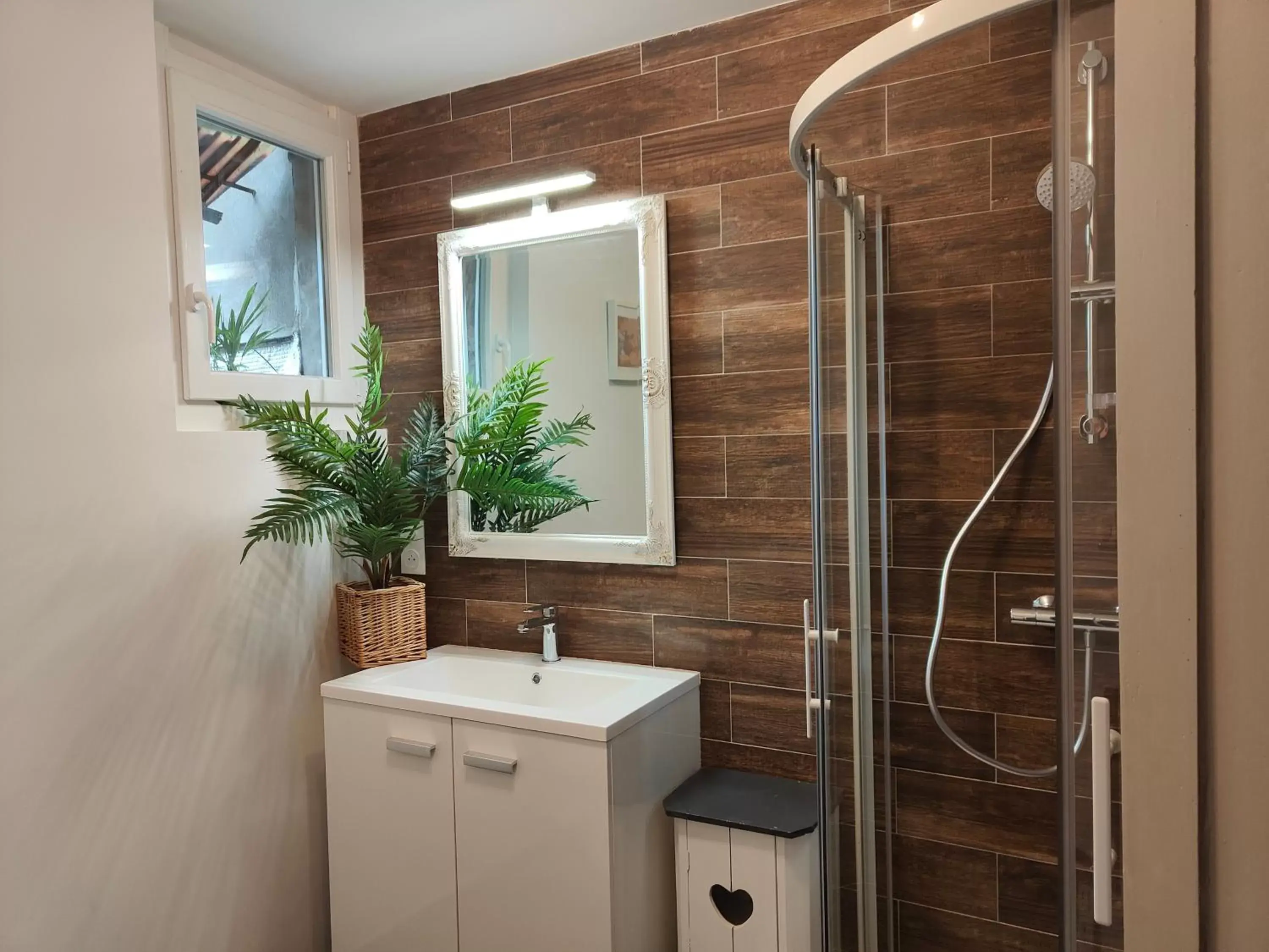 Shower, Bathroom in Le Chat Botté Chambres et Table d'hôte sur réservation