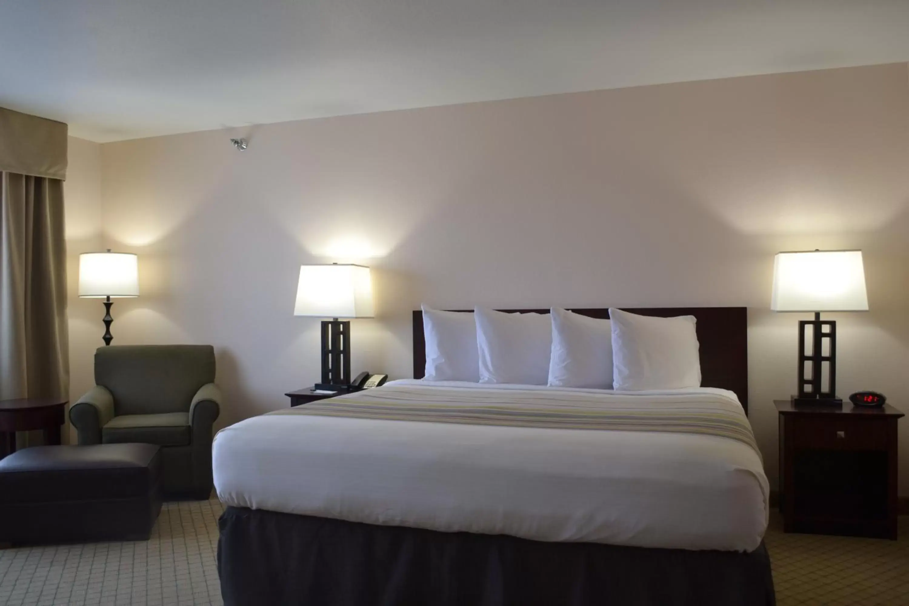 Bed in Country Inn & Suites by Radisson, Abingdon, VA