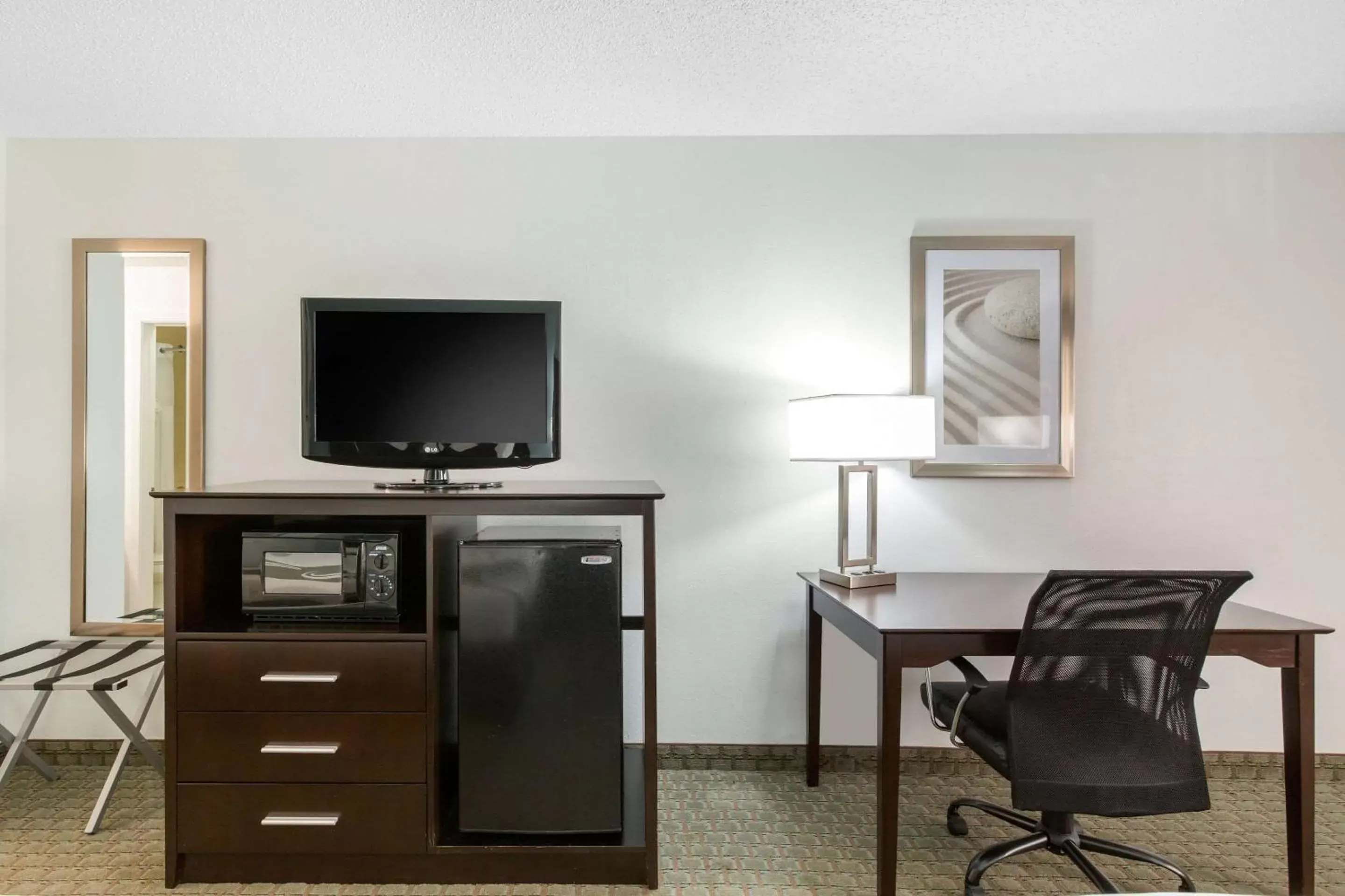 Photo of the whole room, TV/Entertainment Center in Quality Inn Clute Freeport