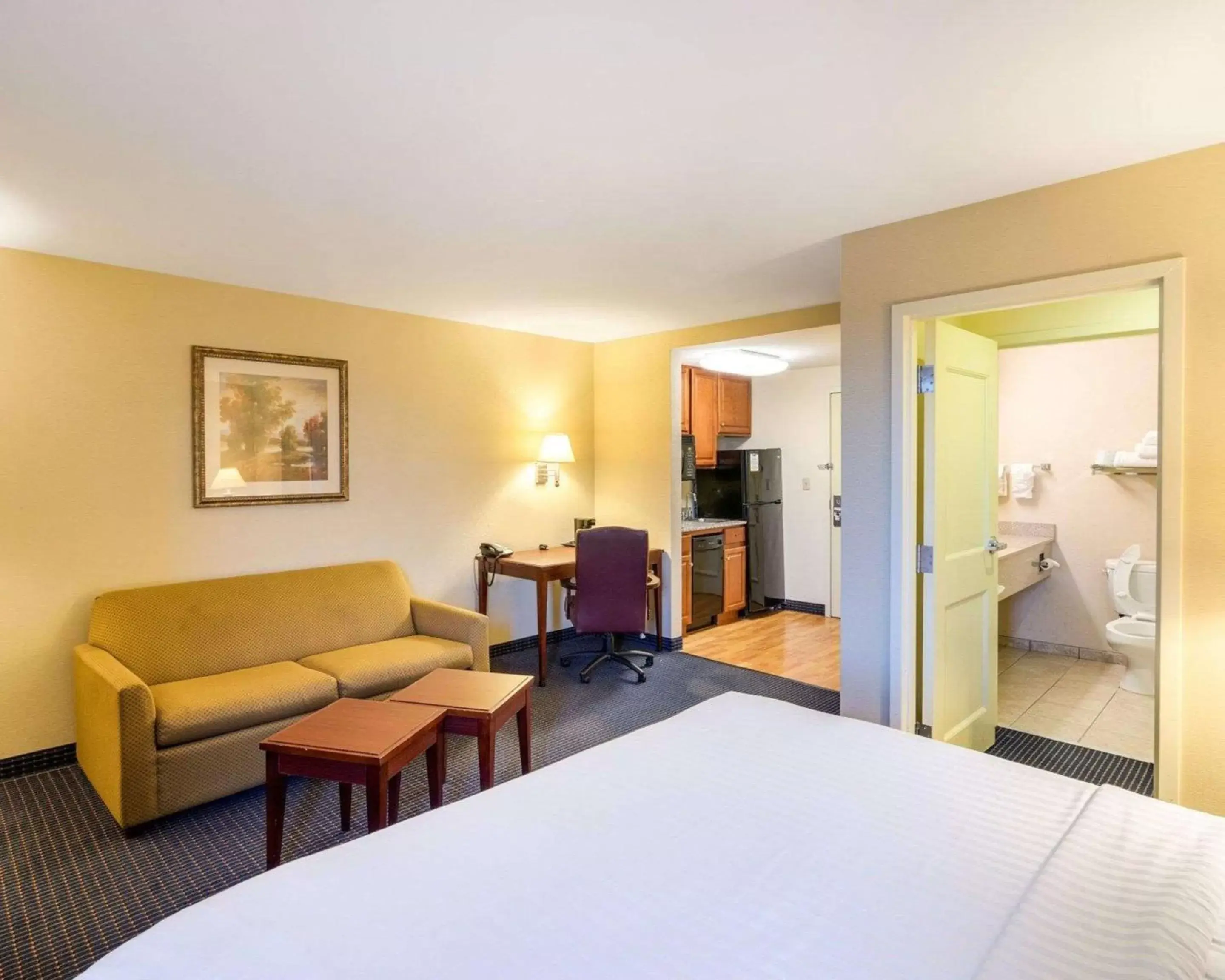 Photo of the whole room, Bed in Mainstay Suites Dover Photo of the whole room, Bed in Mainstay Suites Dover