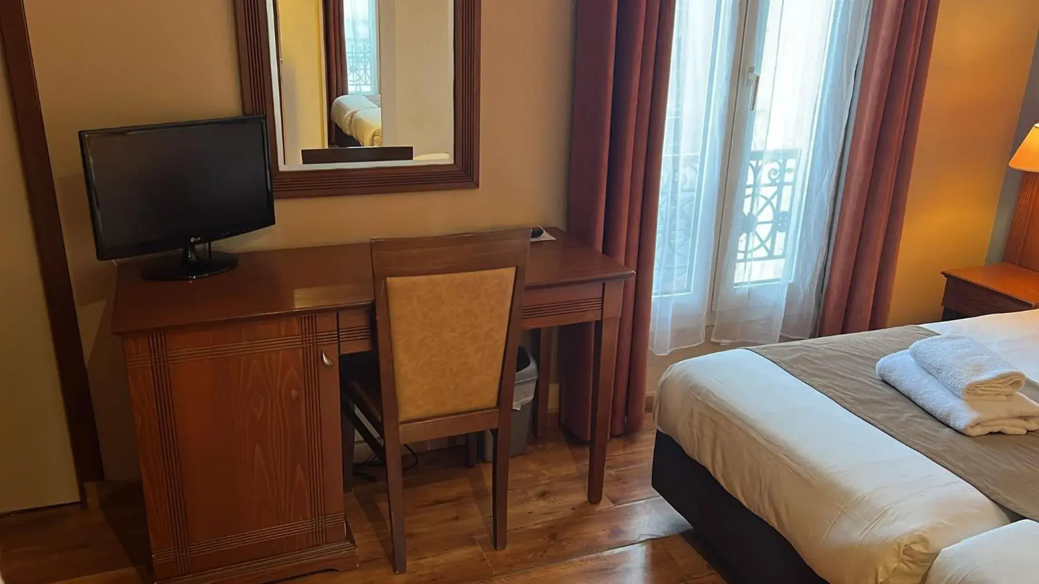 Bedroom, Bed in 121 Paris Hotel