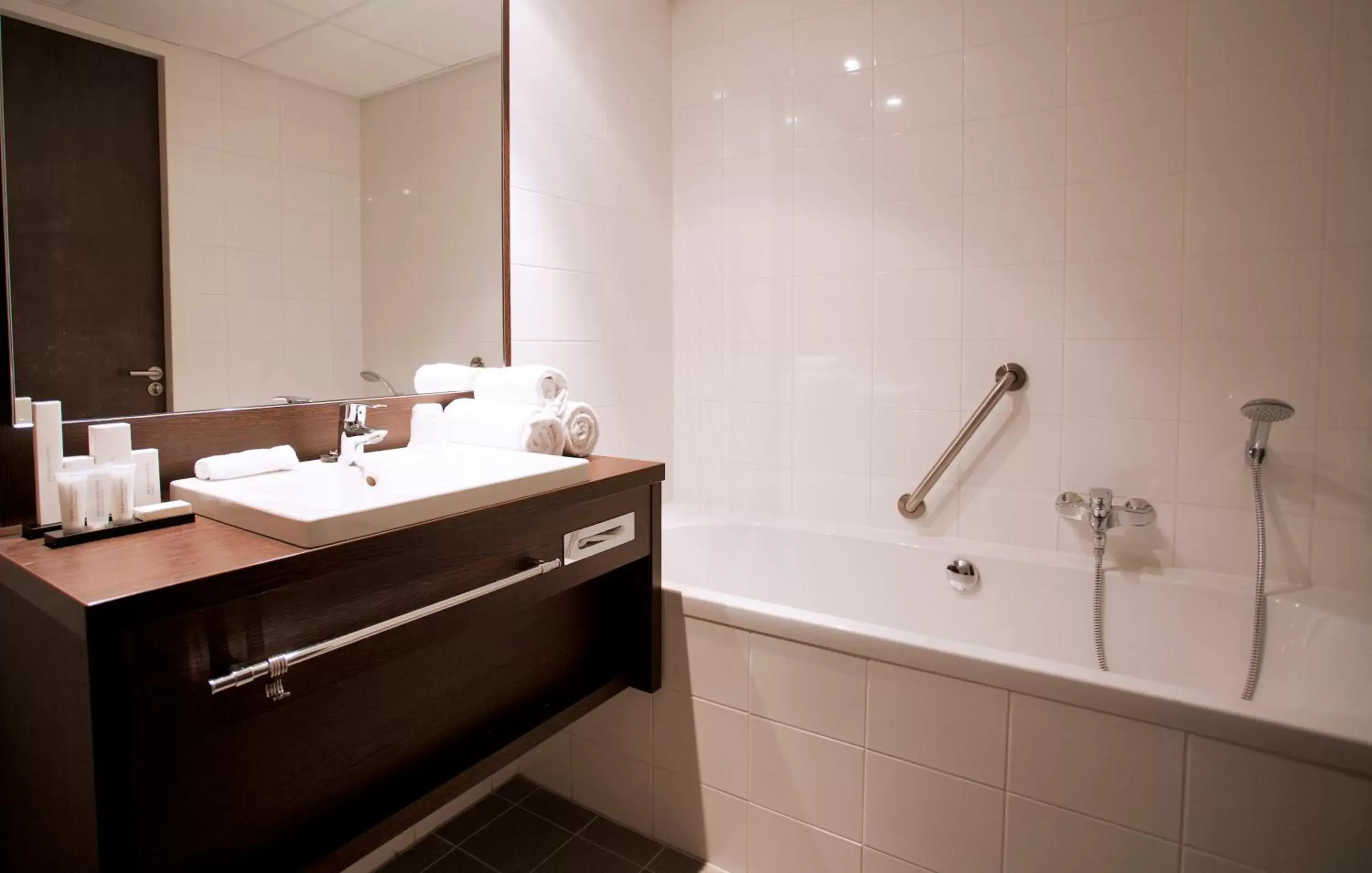 Bathroom in Hampshire Hotel - Delft Centre