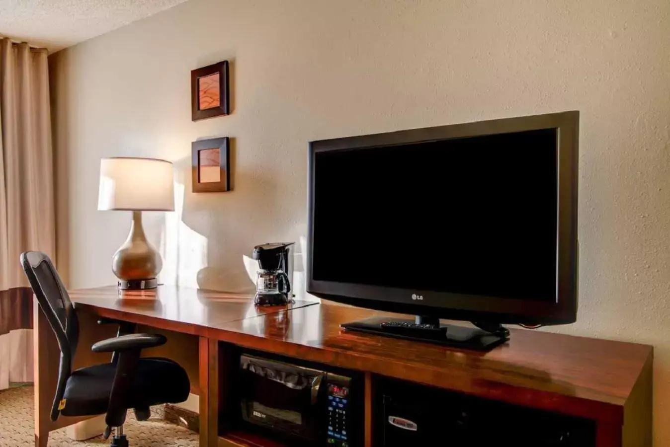 Bedroom, TV/Entertainment Center in Comfort Inn Kennesaw