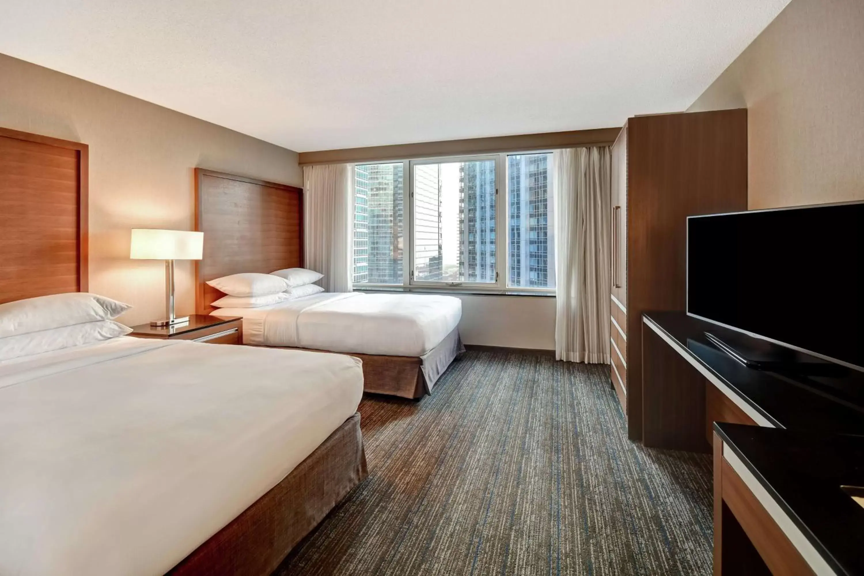 Bedroom, TV/Entertainment Center in Embassy Suites by Hilton Chicago Downtown Magnificent Mile