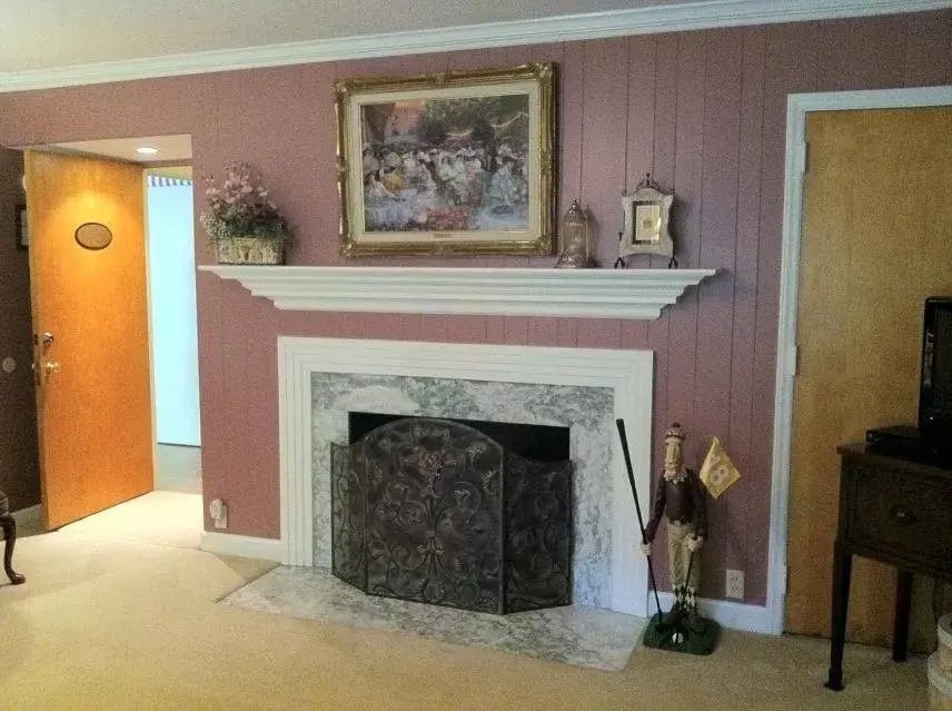 Bedroom in Brookside Mountain Mist Inn