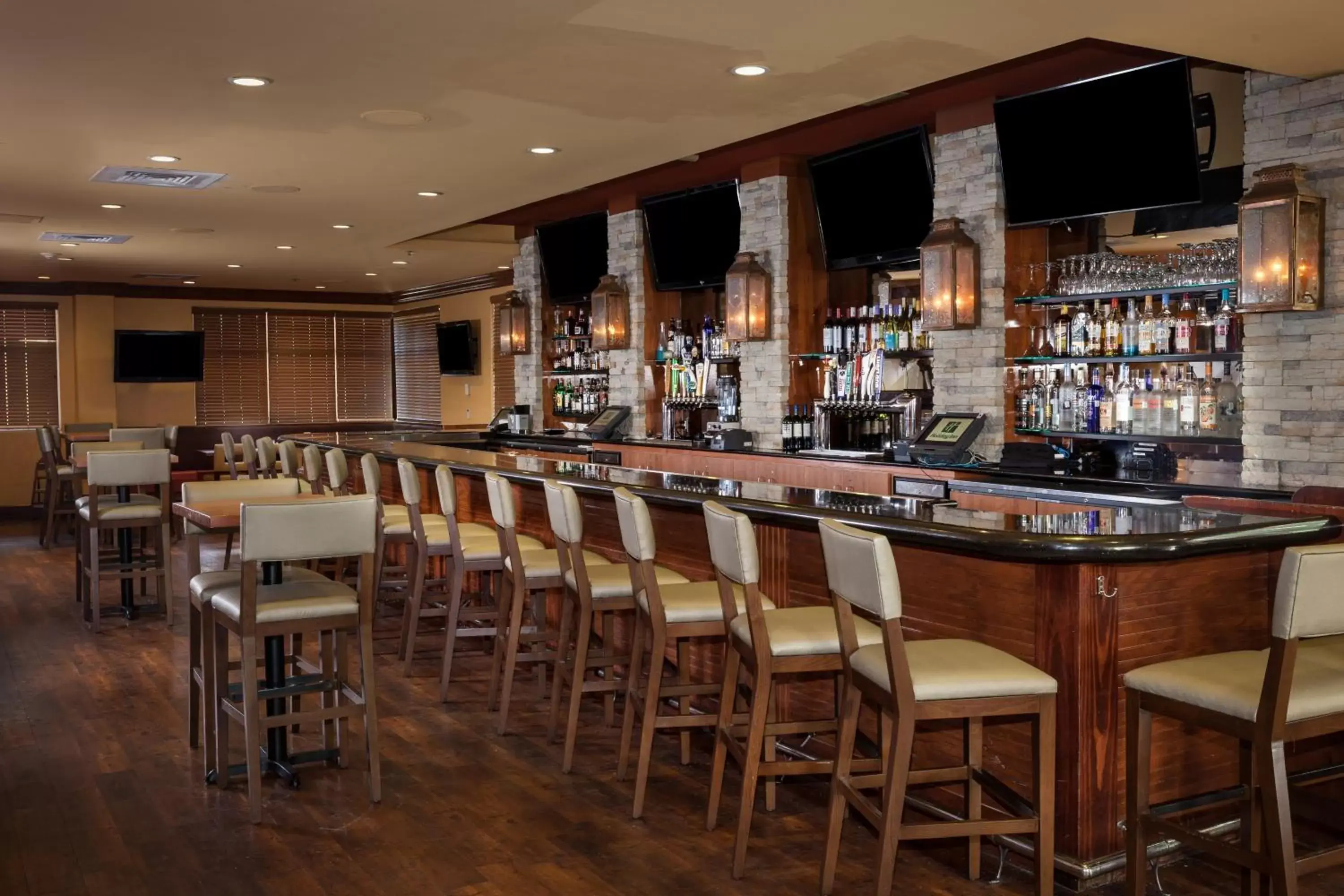 Restaurant/places to eat, Lounge/Bar in Holiday Inn San Antonio Northwest- SeaWorld Area, an IHG Hotel