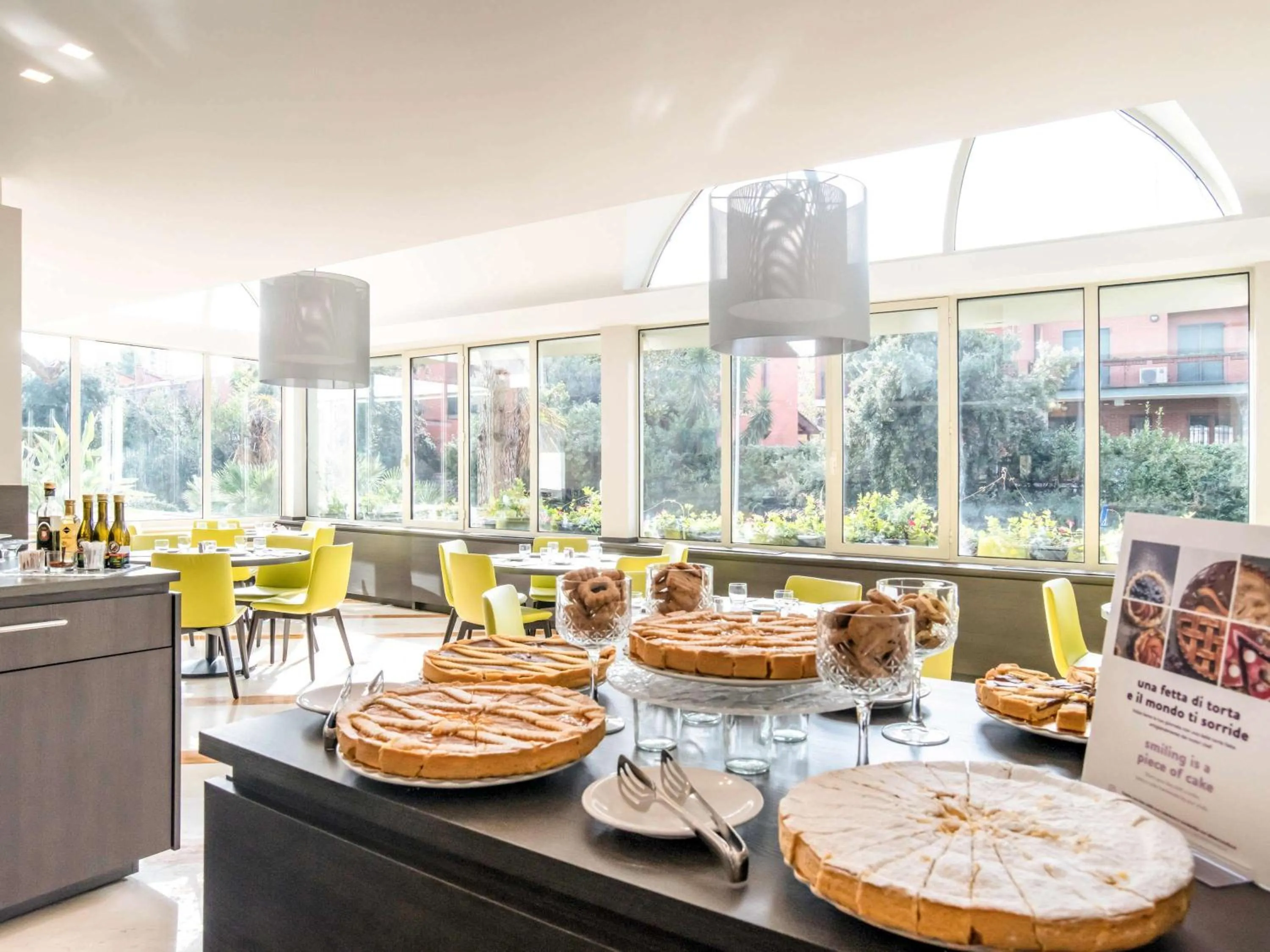 Restaurant/places to eat in Mercure Roma West