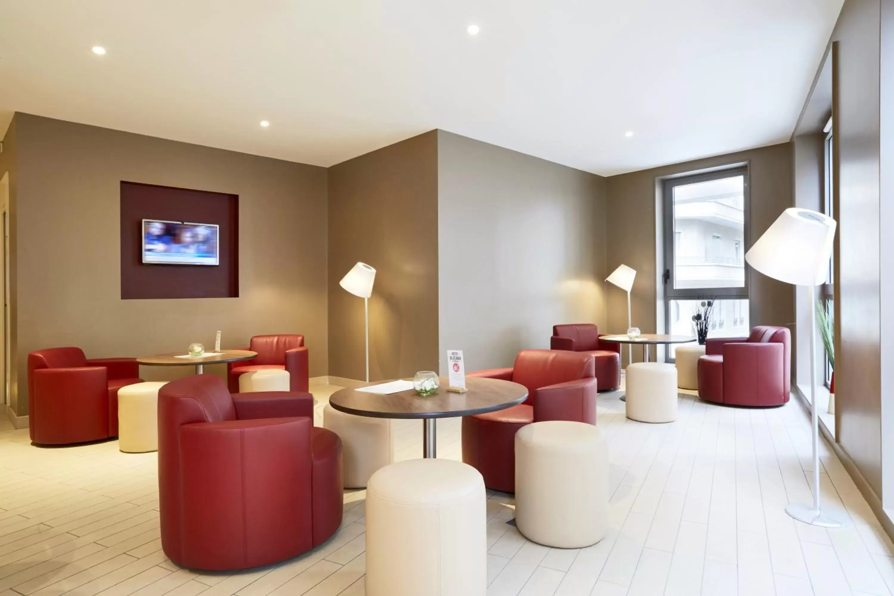 Lounge or bar in Campanile Annemasse Gare– Genève Lounge or bar in Campanile Annemasse Gare– Genève