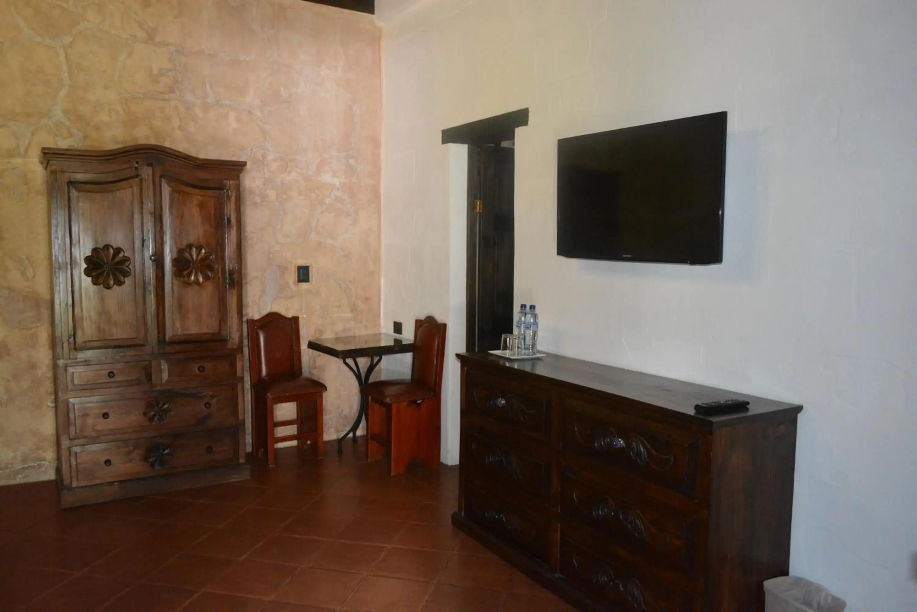 Communal lounge/ TV room, TV/Entertainment Center in Los Olivos Boutique Hotel Antigua Guatemala